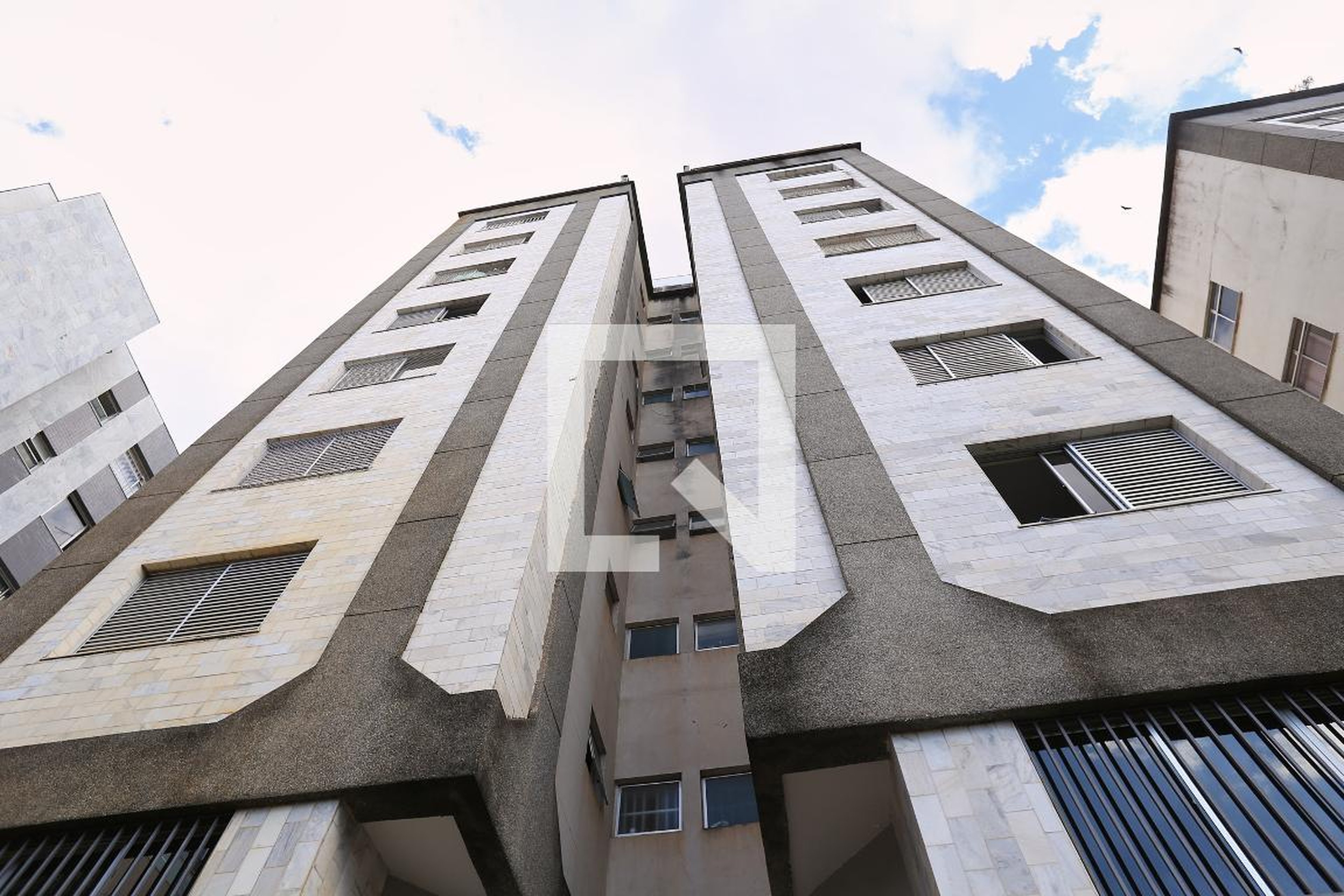 Fachada Condomínio em Rua Mangabeira, 463