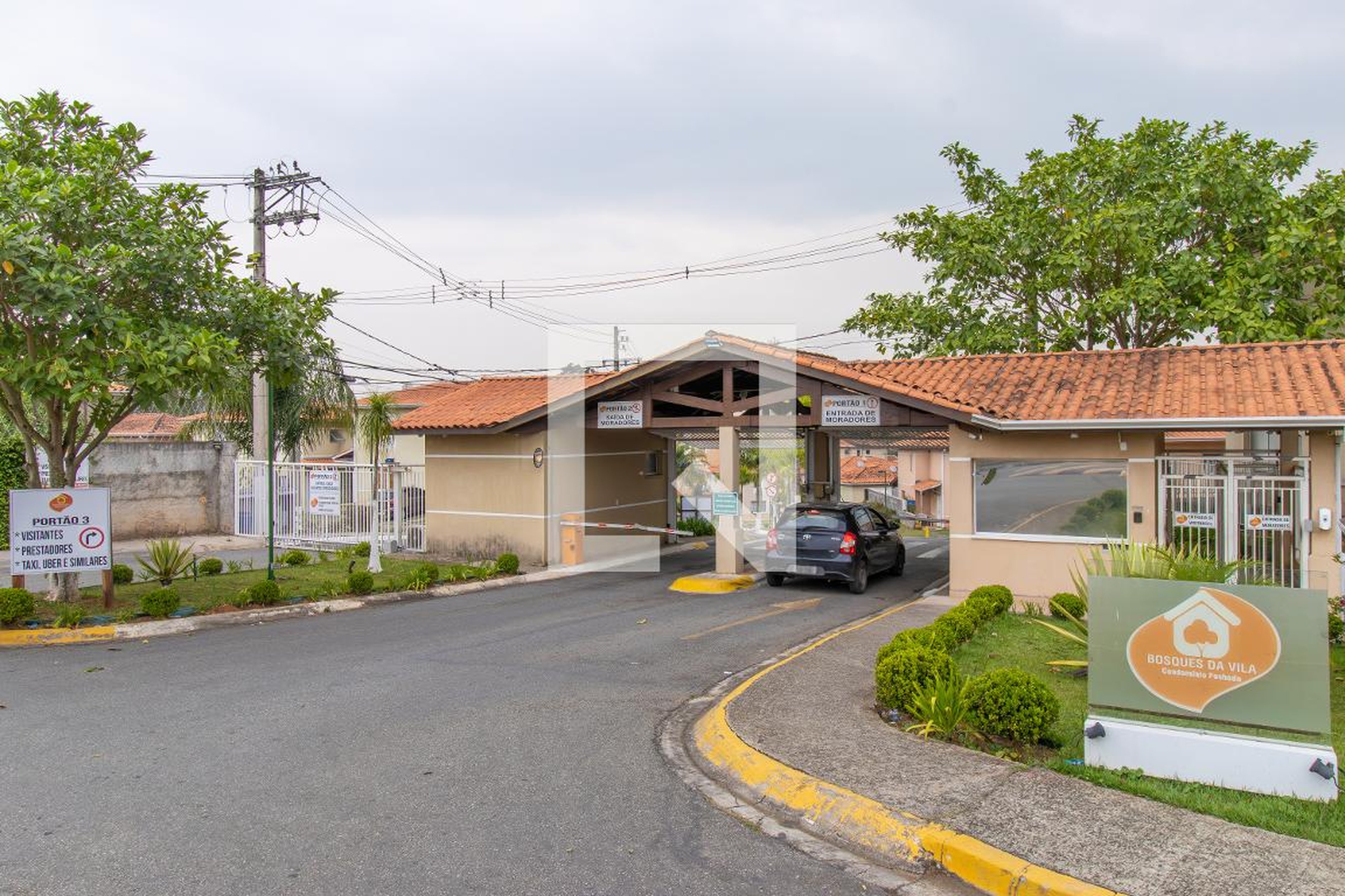 Fachada do condomínio Condomínio Bosques da Vila