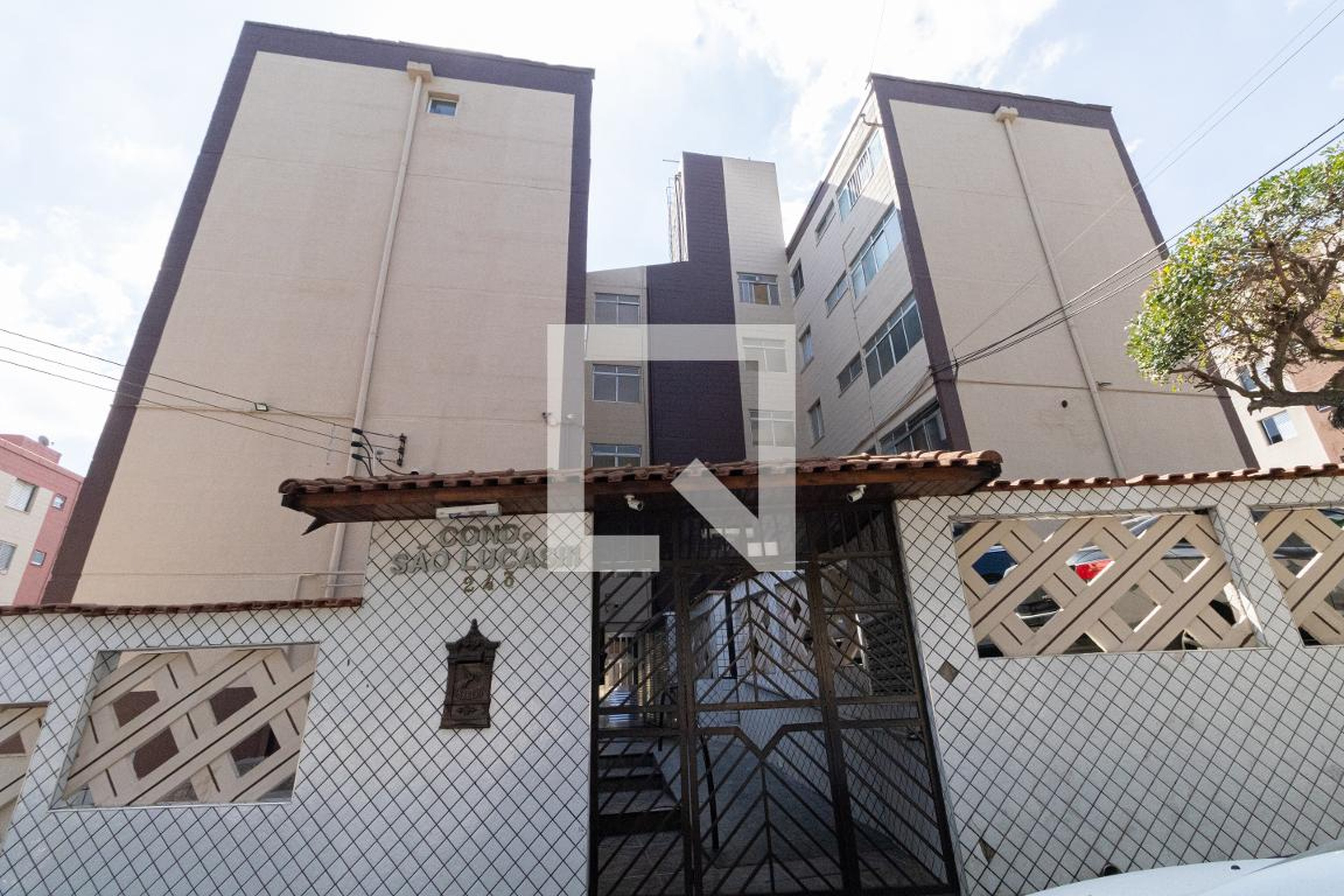 Fachada Condomínio em Rua Padre Jerônimo Machado, 243