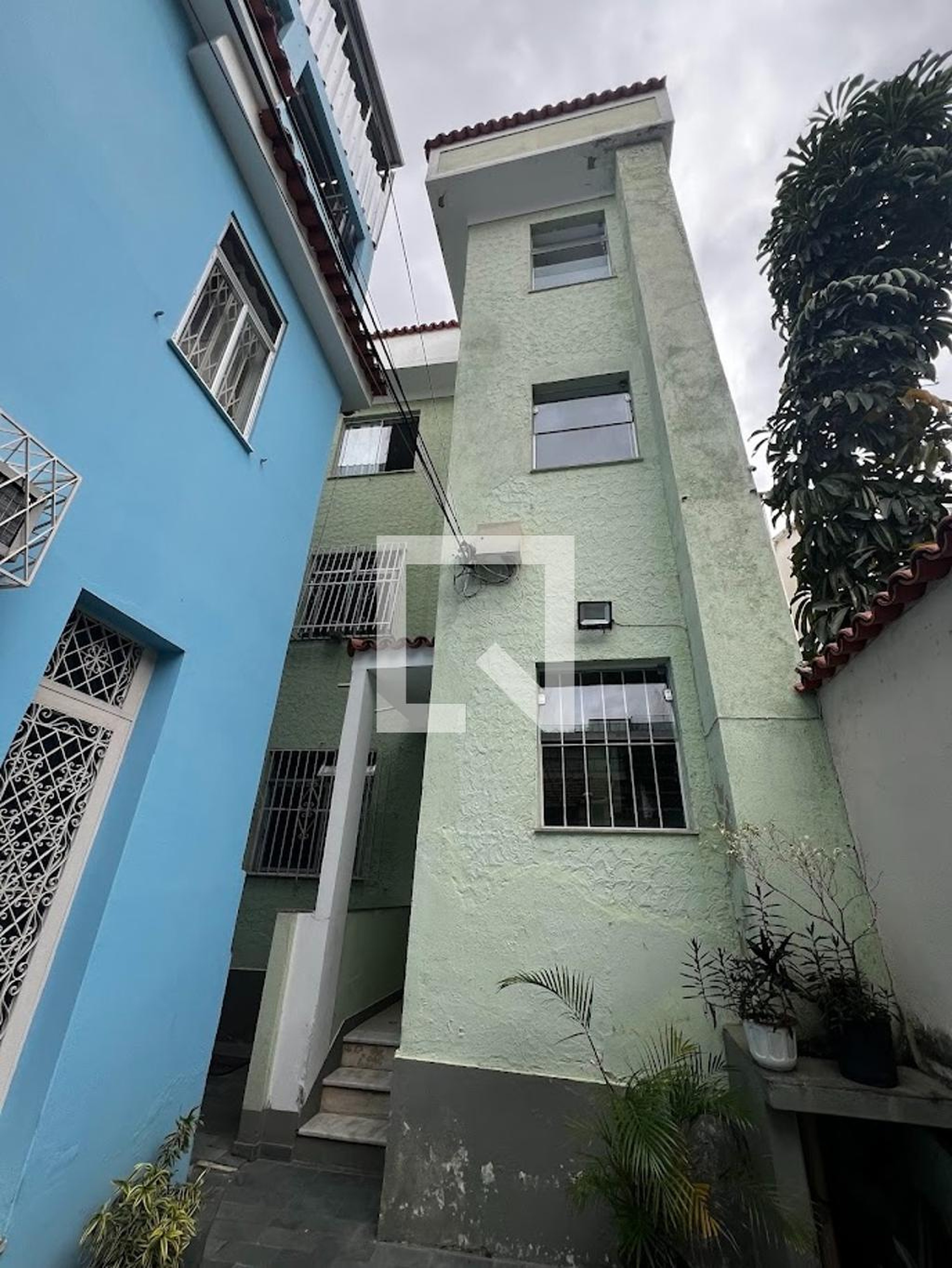 Fachada Condomínio em Rua Clemente Falcão, 70