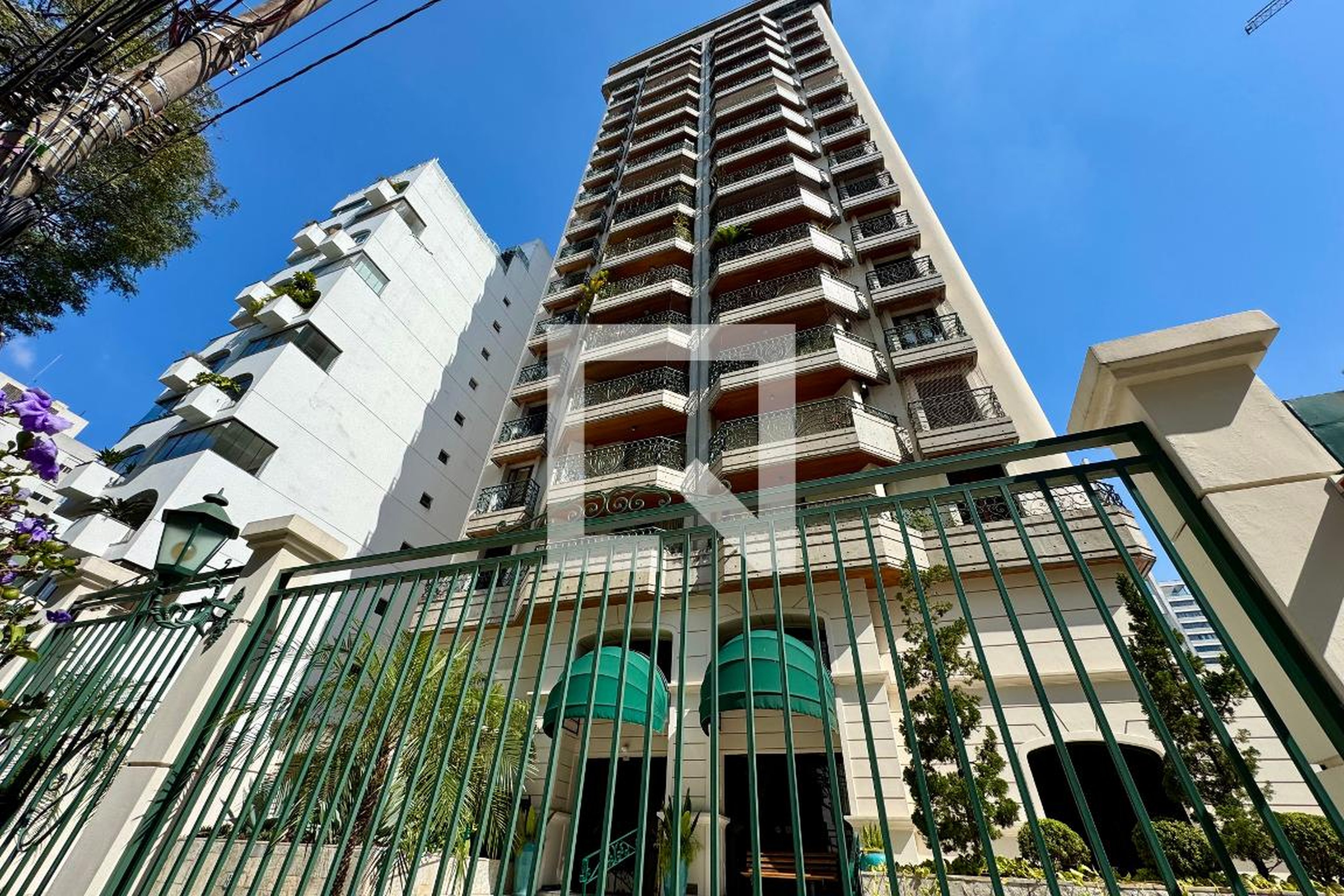 Fachada Condomínio Flat Service Les Jardins