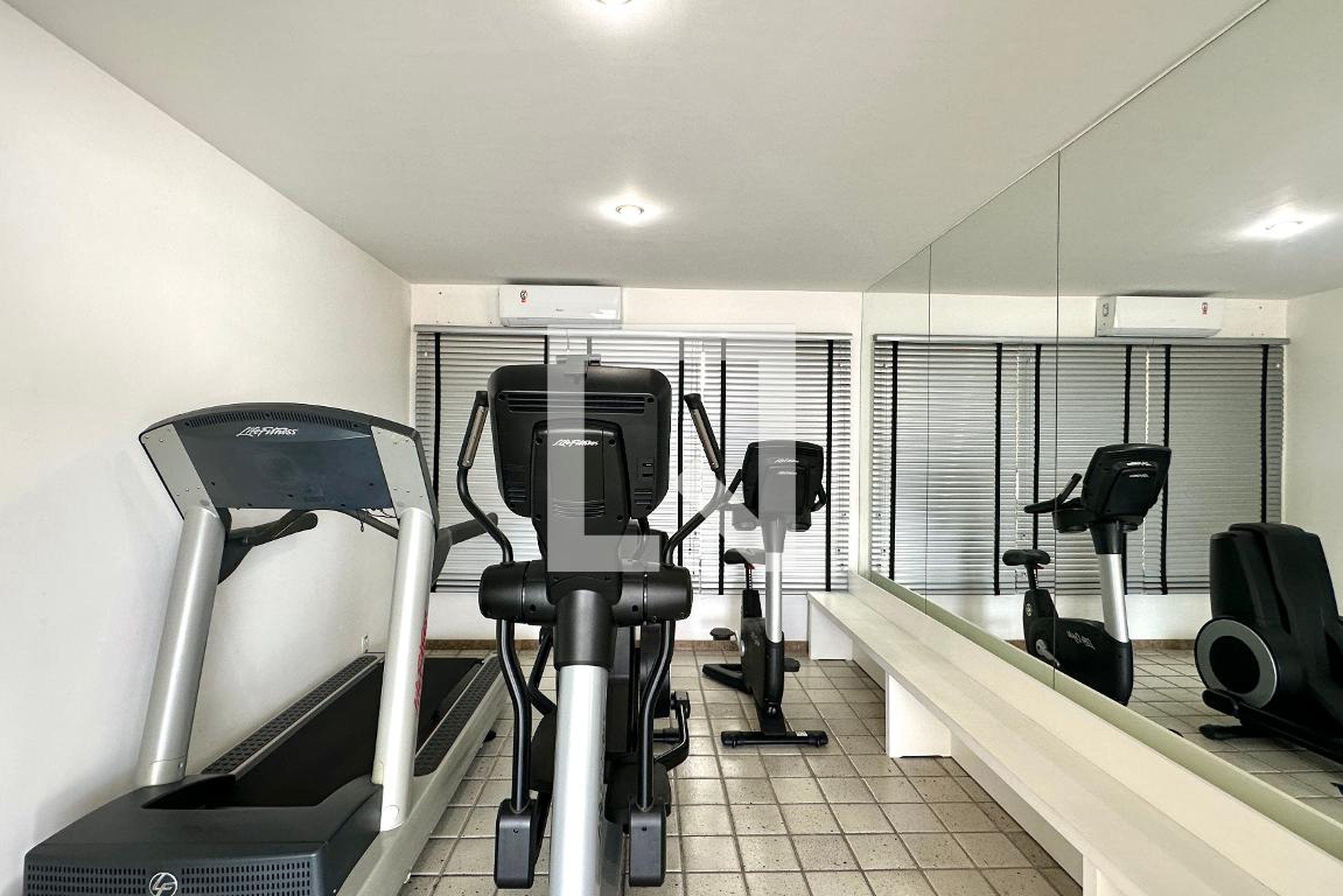 Academia - Chateau Blanc