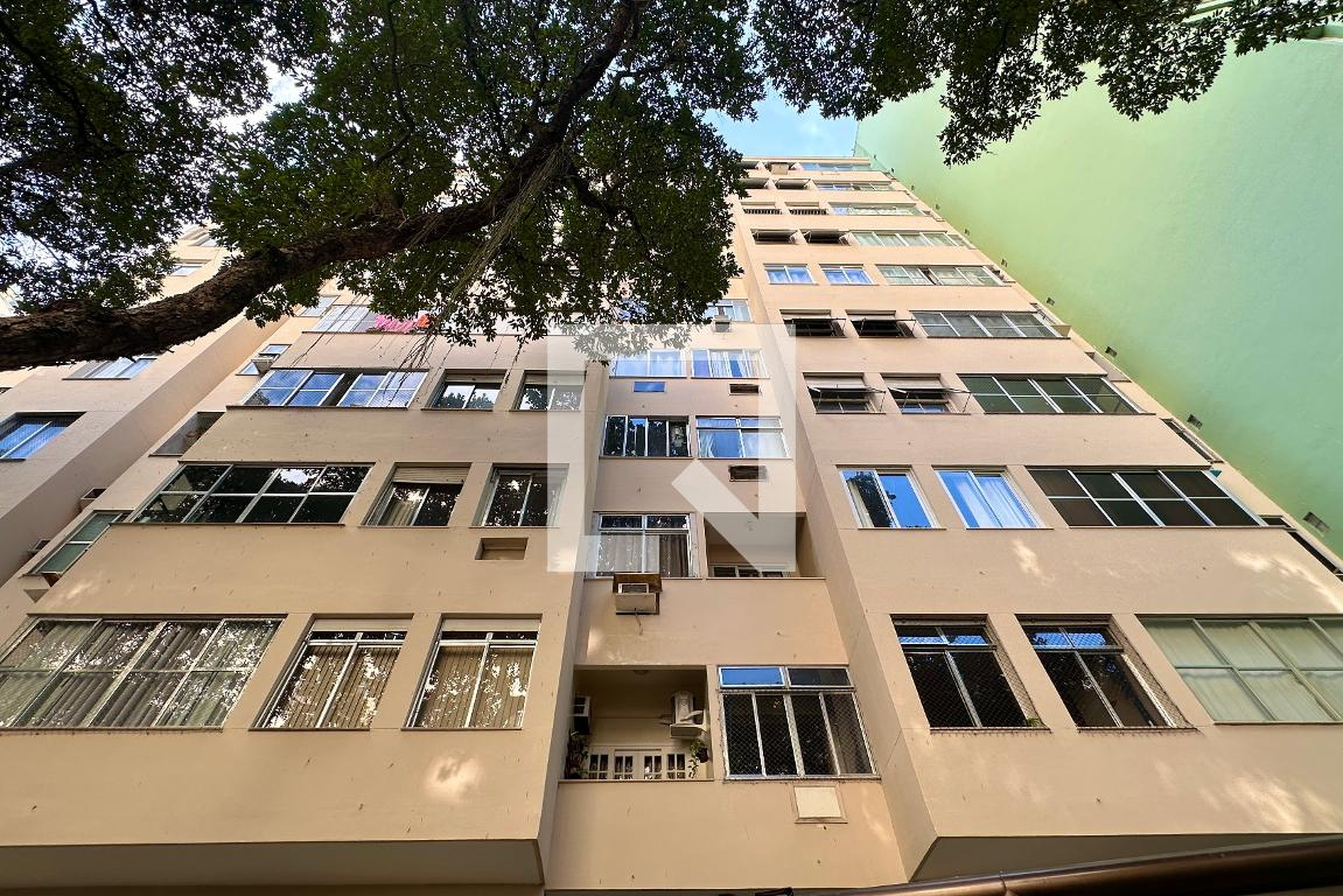 Fachada Condomínio em Rua Ministro Viveiros de Castro, 10