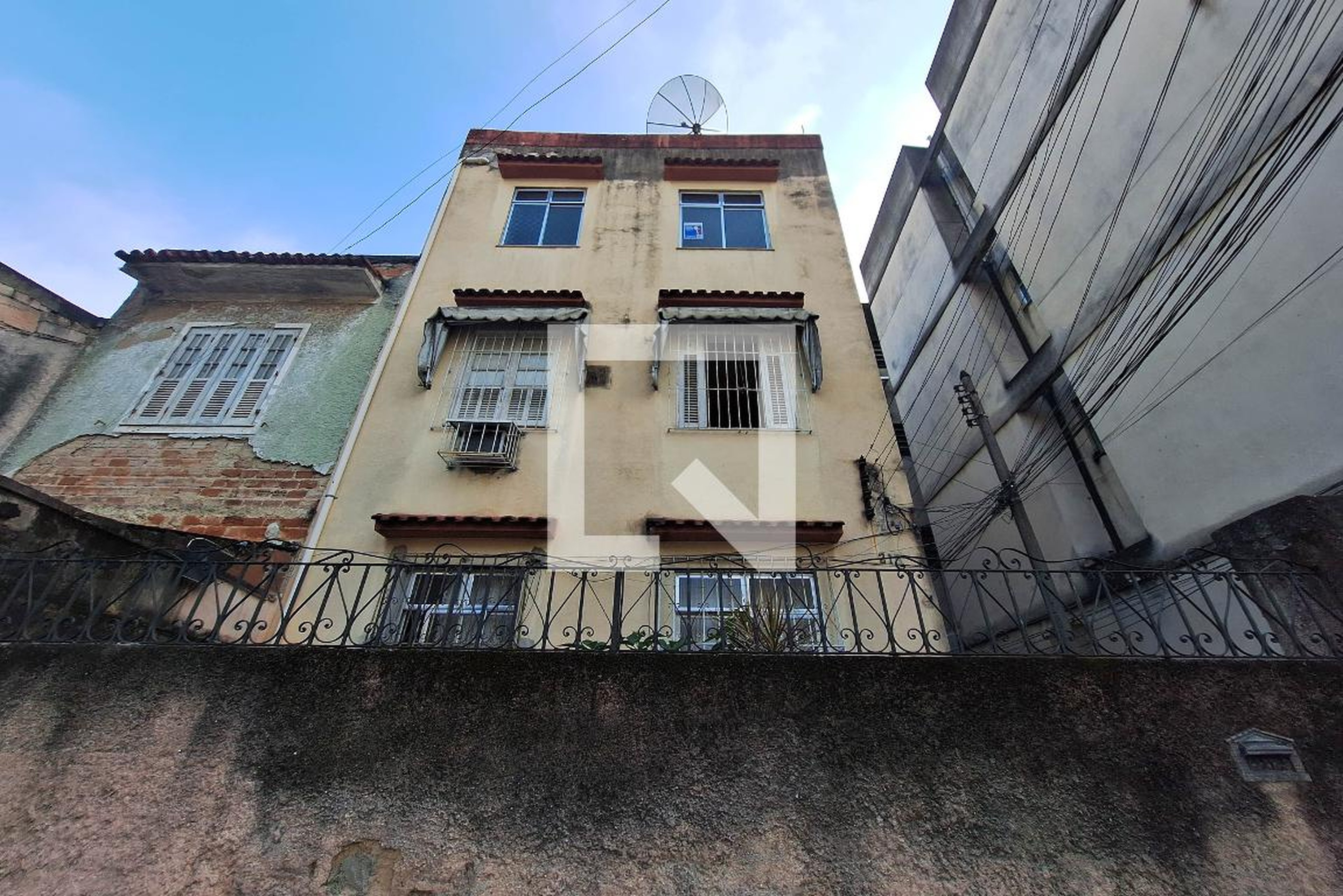 Fachada Condomínio em Rua São João, 215