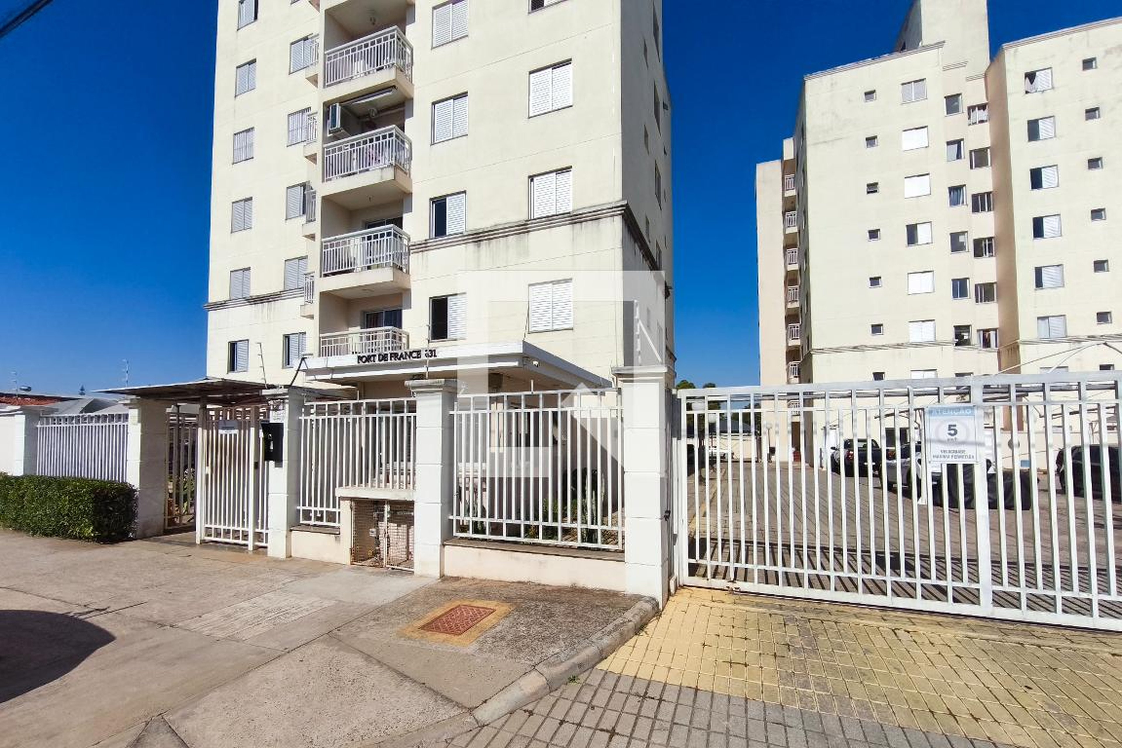 Fachada do Condomínio Condomínio Port de France