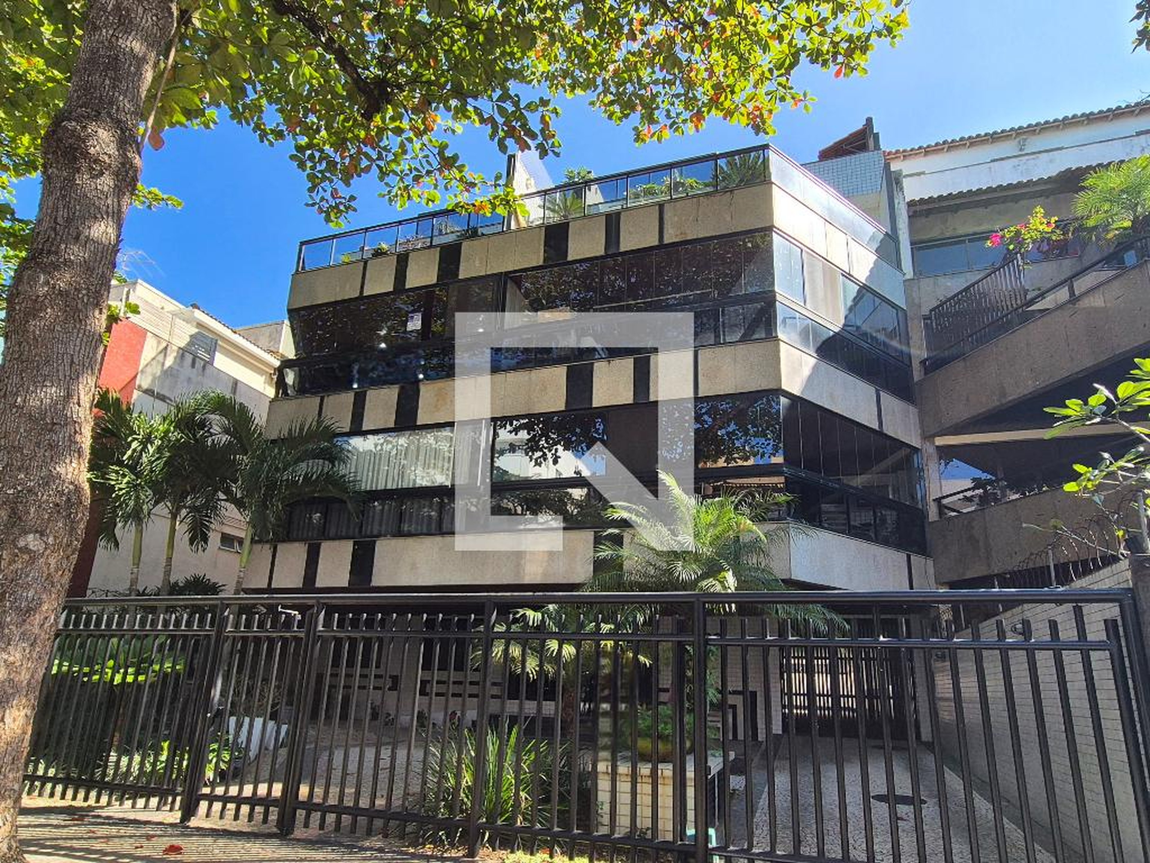 Fachada Condomínio em Rua Demóstenes Madureira de Pinho, 382