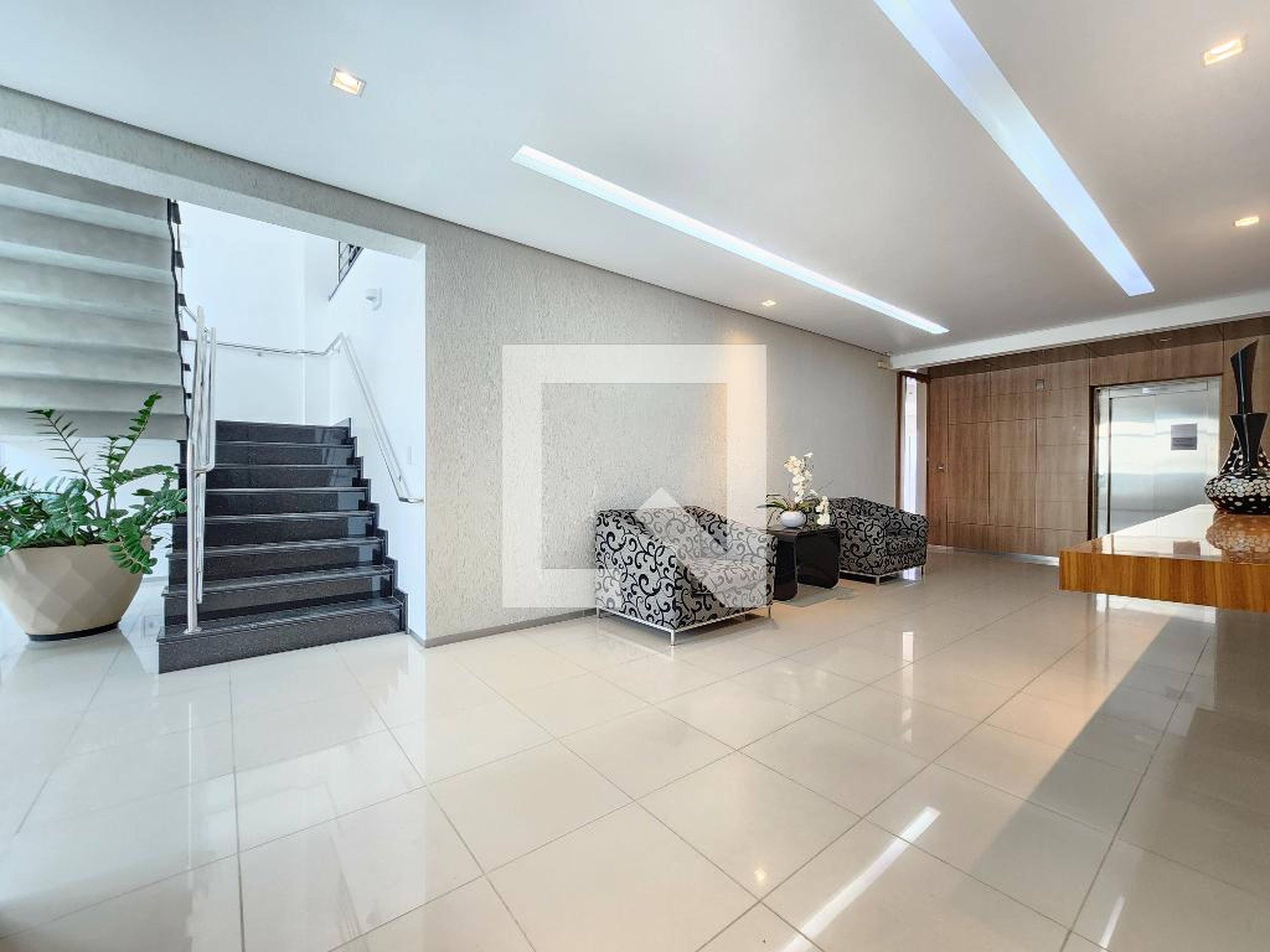 Hall de entrada Condomínio em Rua Grajaú, 12