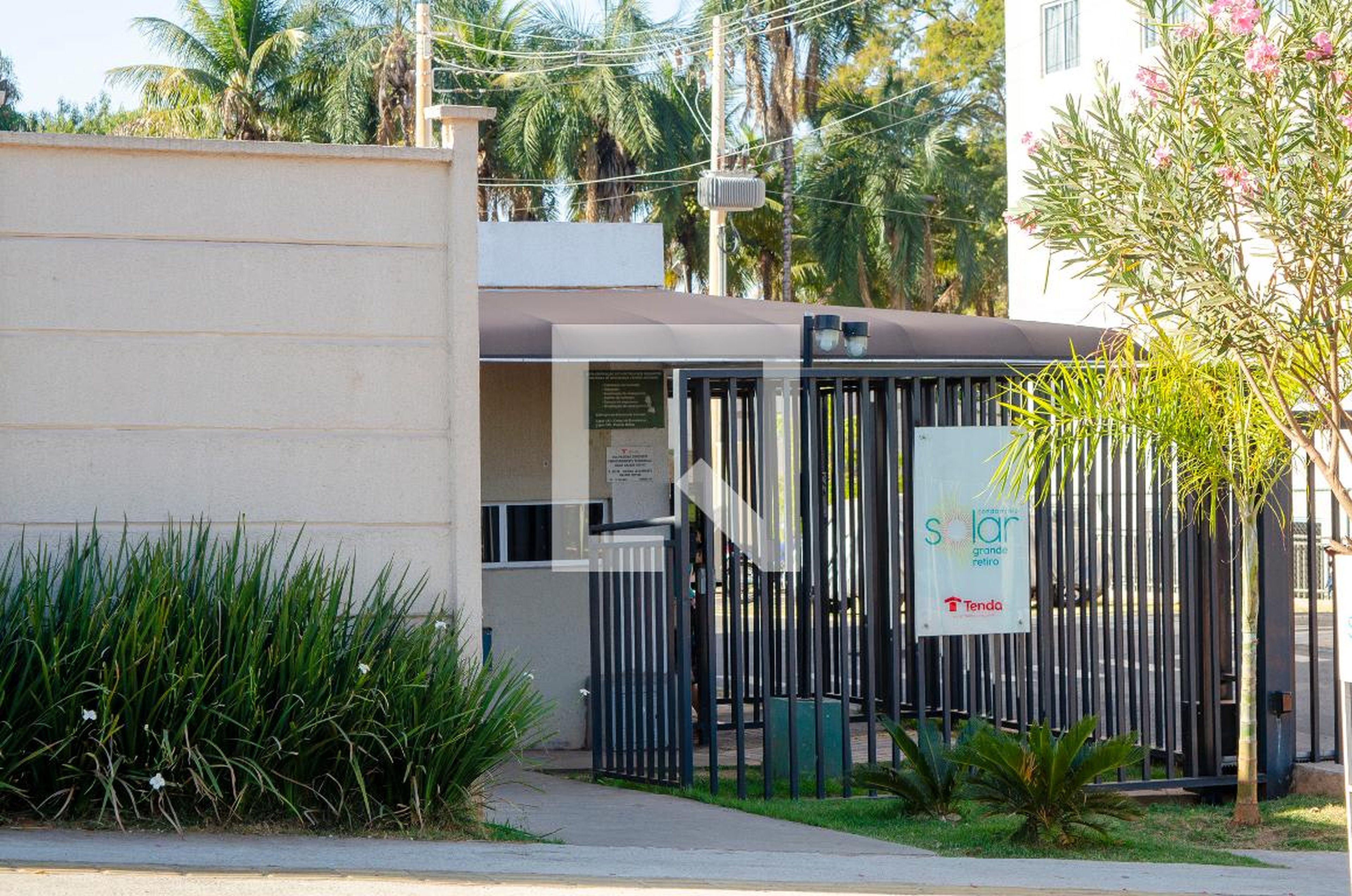 Fachada Condomínio em Rua GR 20, 20