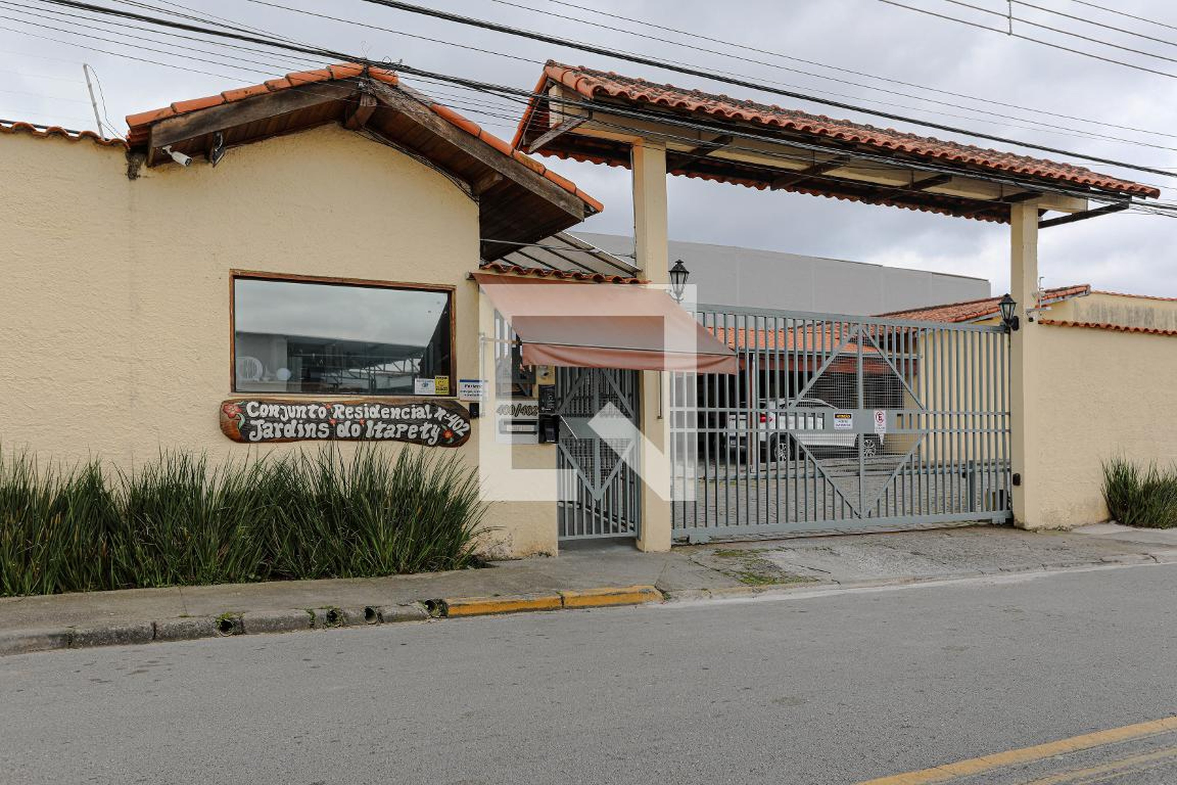 Fachada Condomínio em Rua Antenor de Souza Melo, 402