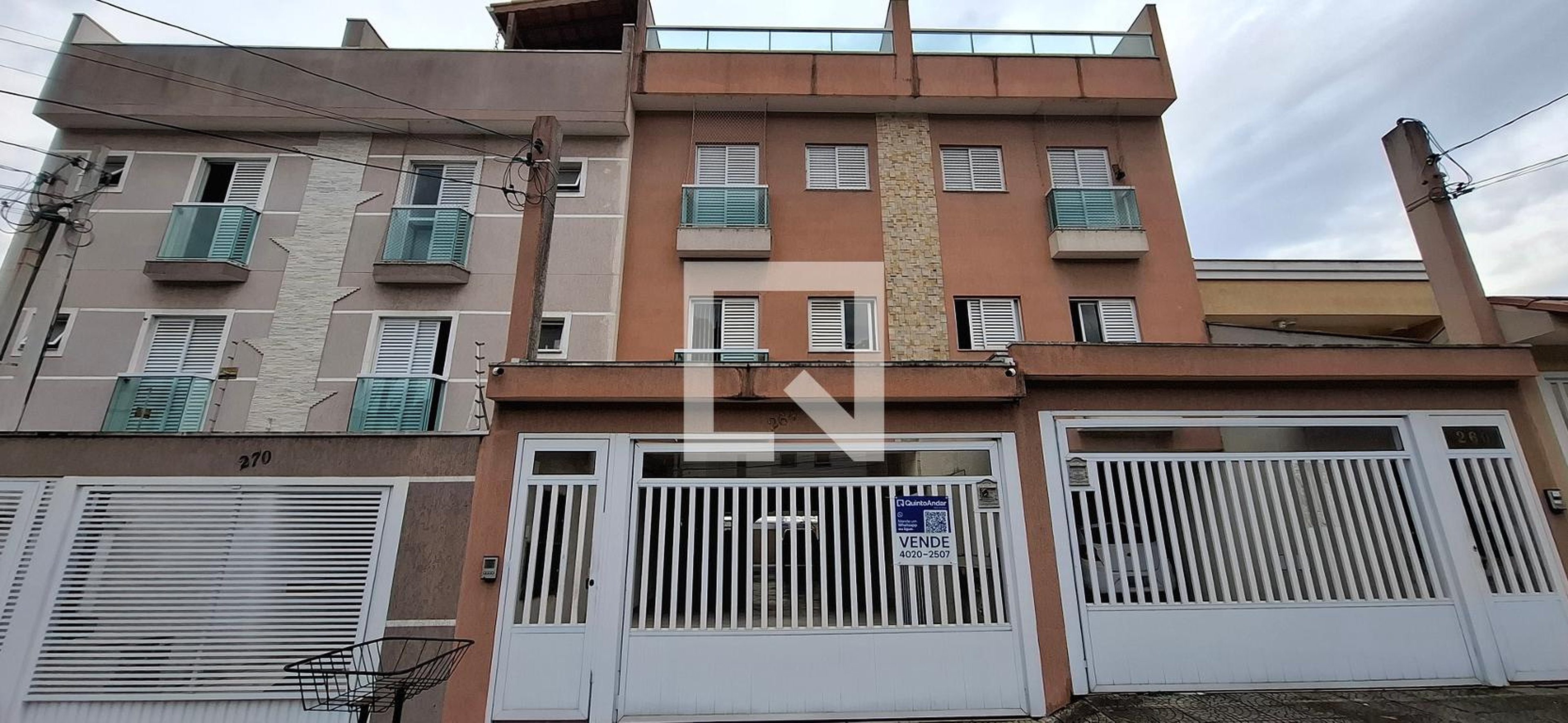 Fachada Condomínio em Rua Cândido Rodrigues, 264