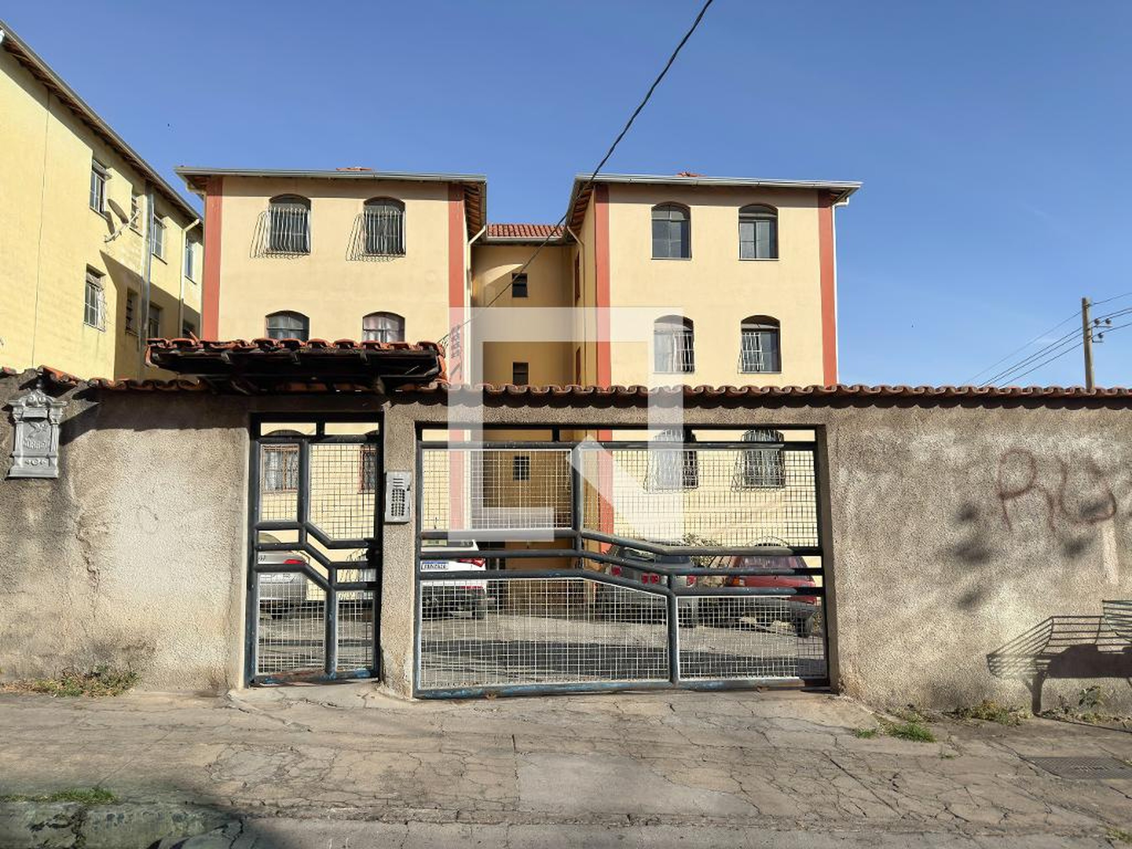 Fachada Condomínio em Rua Manoel Teixeira de Camargos, 466