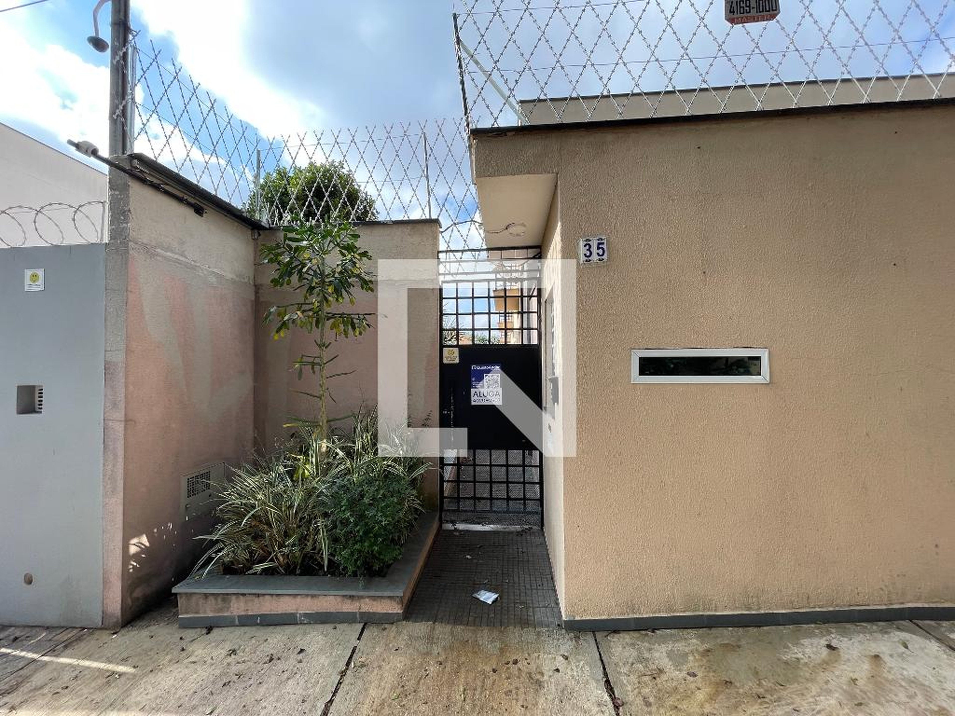 Fachada Condomínio em Rua Xavier de Carvalho, 35