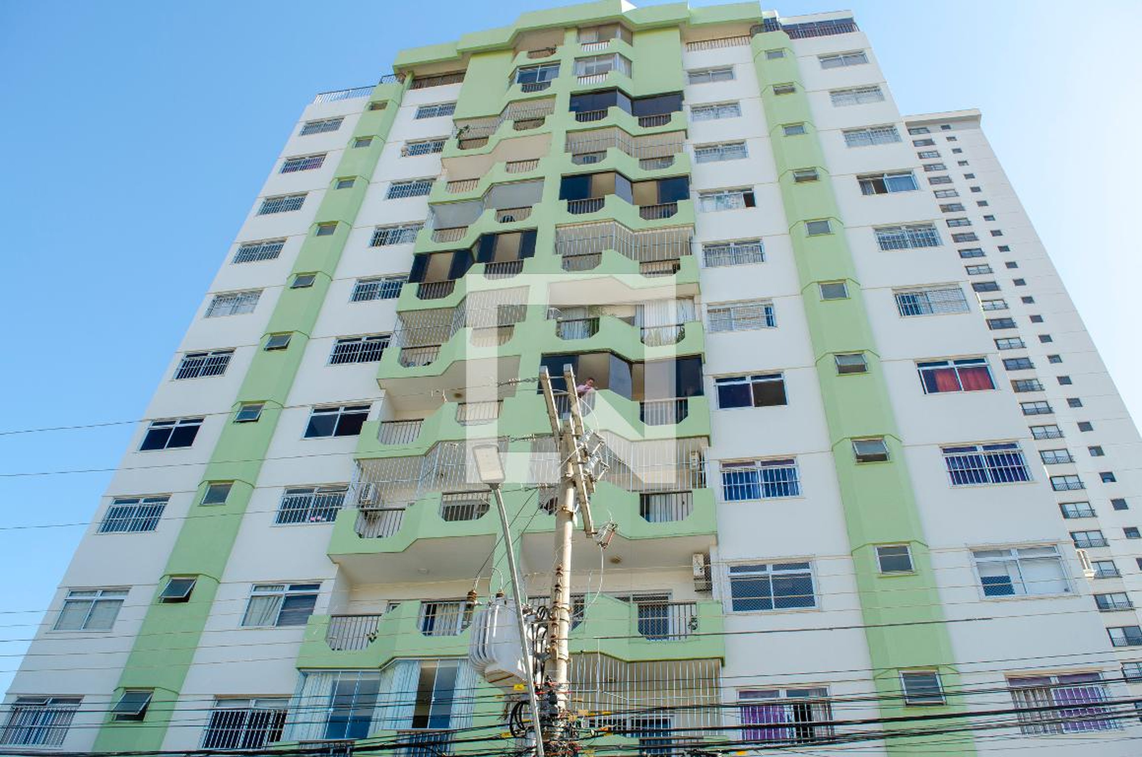 Fachada Condomínio em Rua 32-A, 86