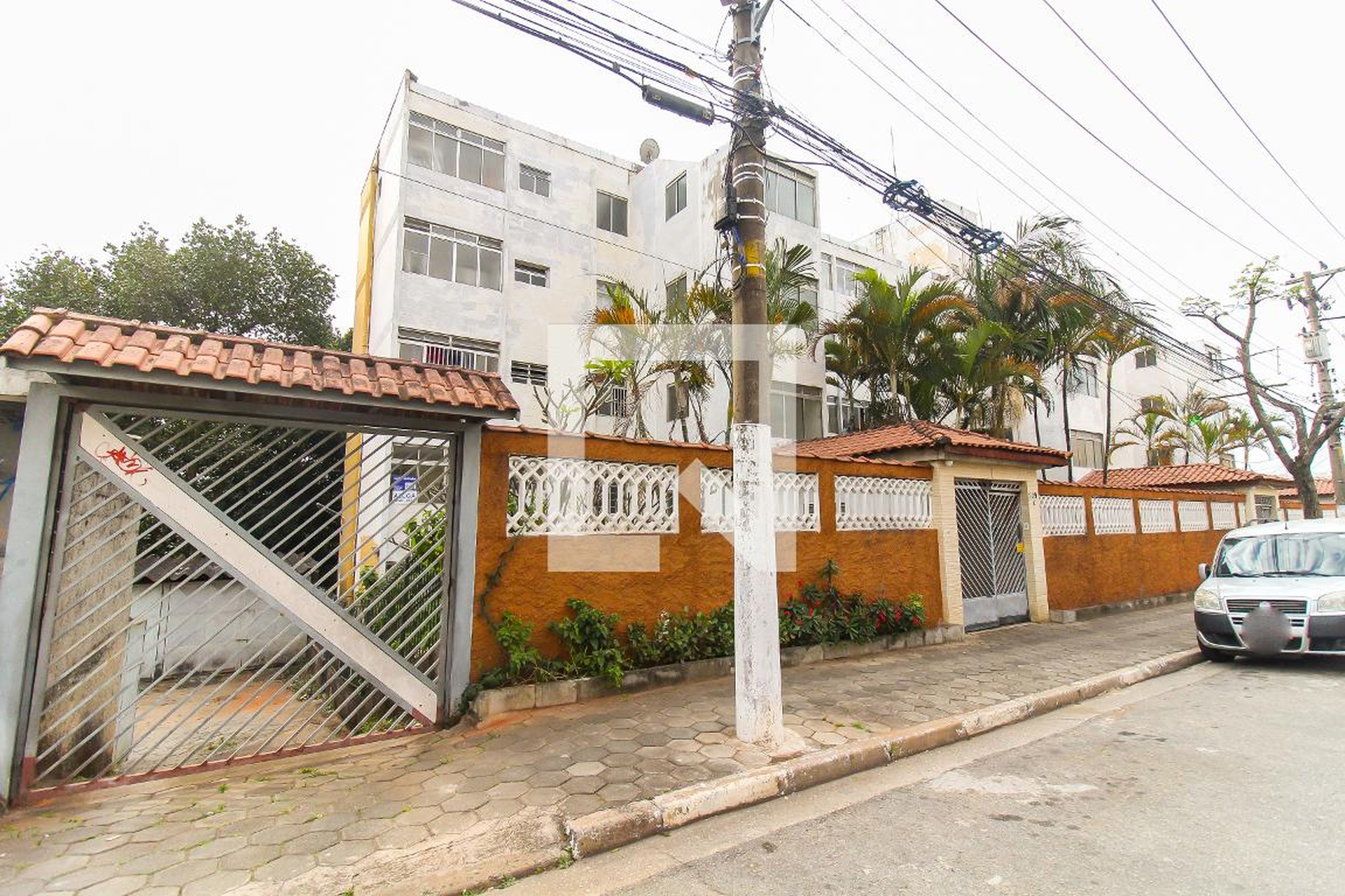 Fachada Condomínio em Rua Dominique Serres, 329