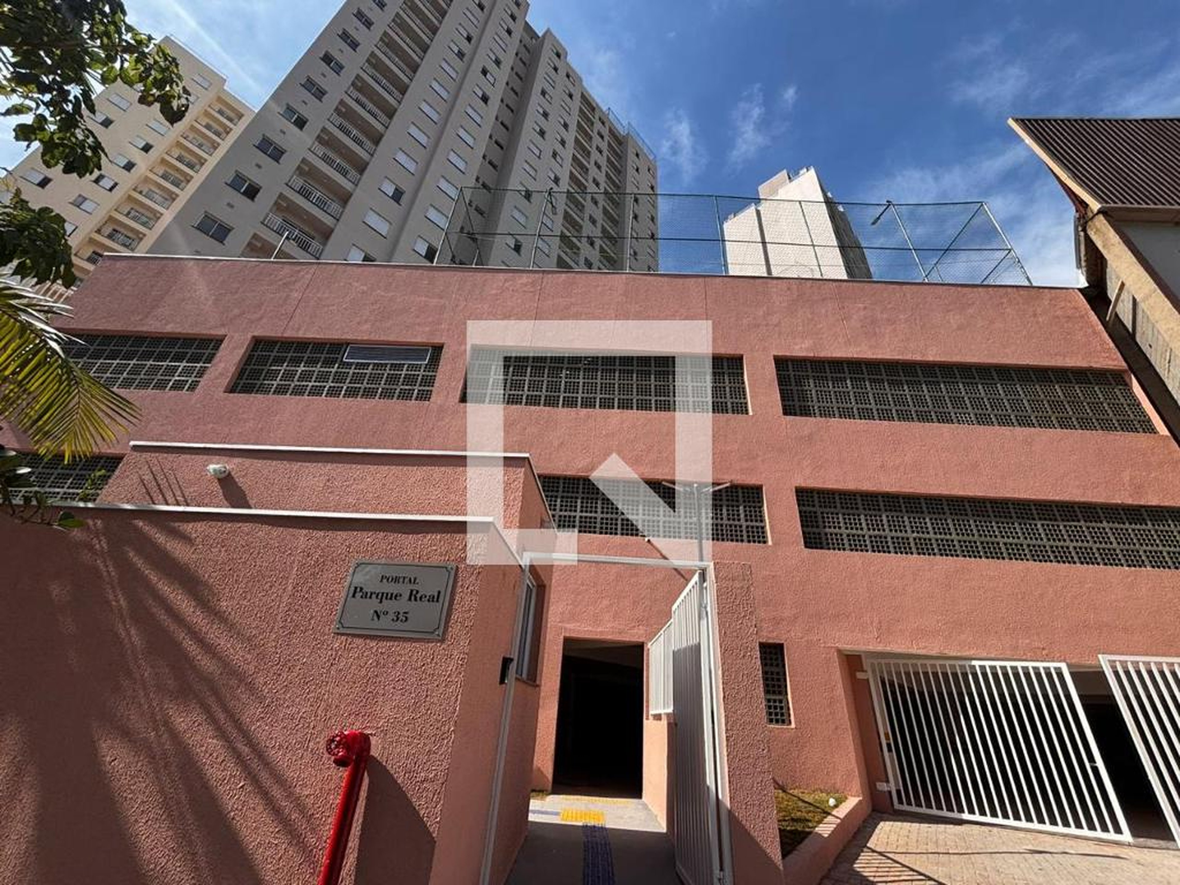 Fachada Condomínio em Rua Almirante Cockrane, 35