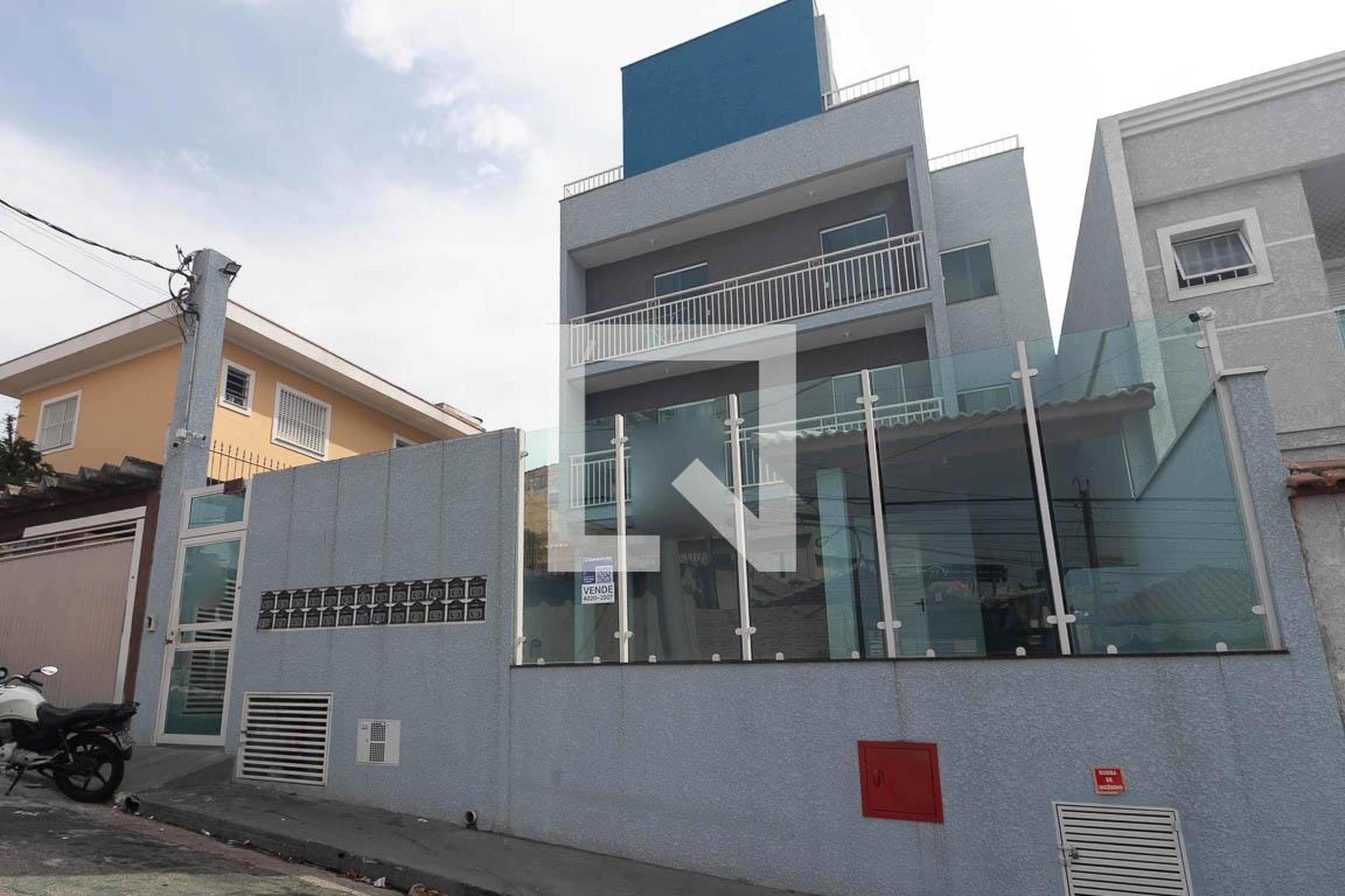 Fachada Condomínio em Rua Gertrudes