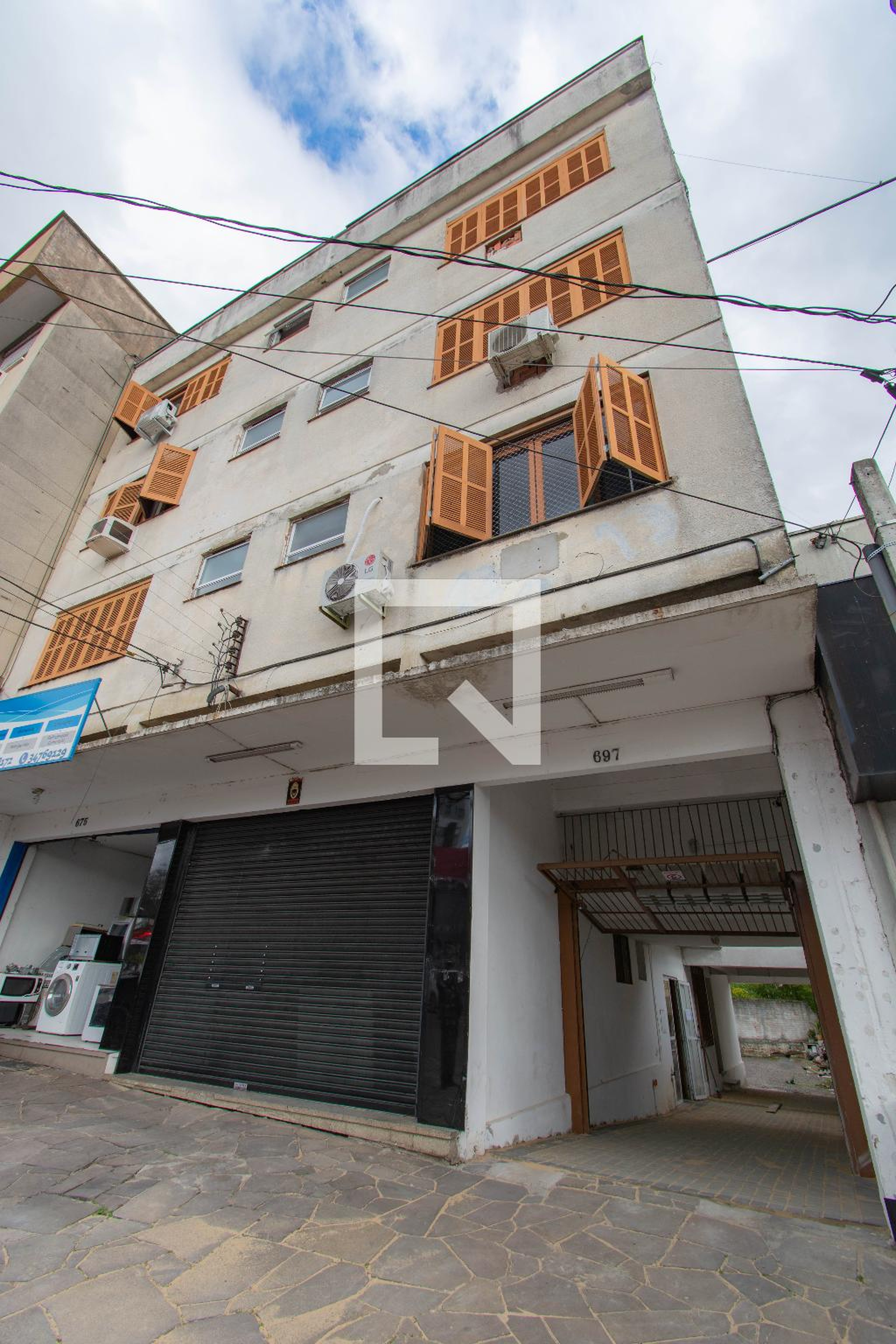 Fachada Condomínio em Avenida Santos Ferreira, 697