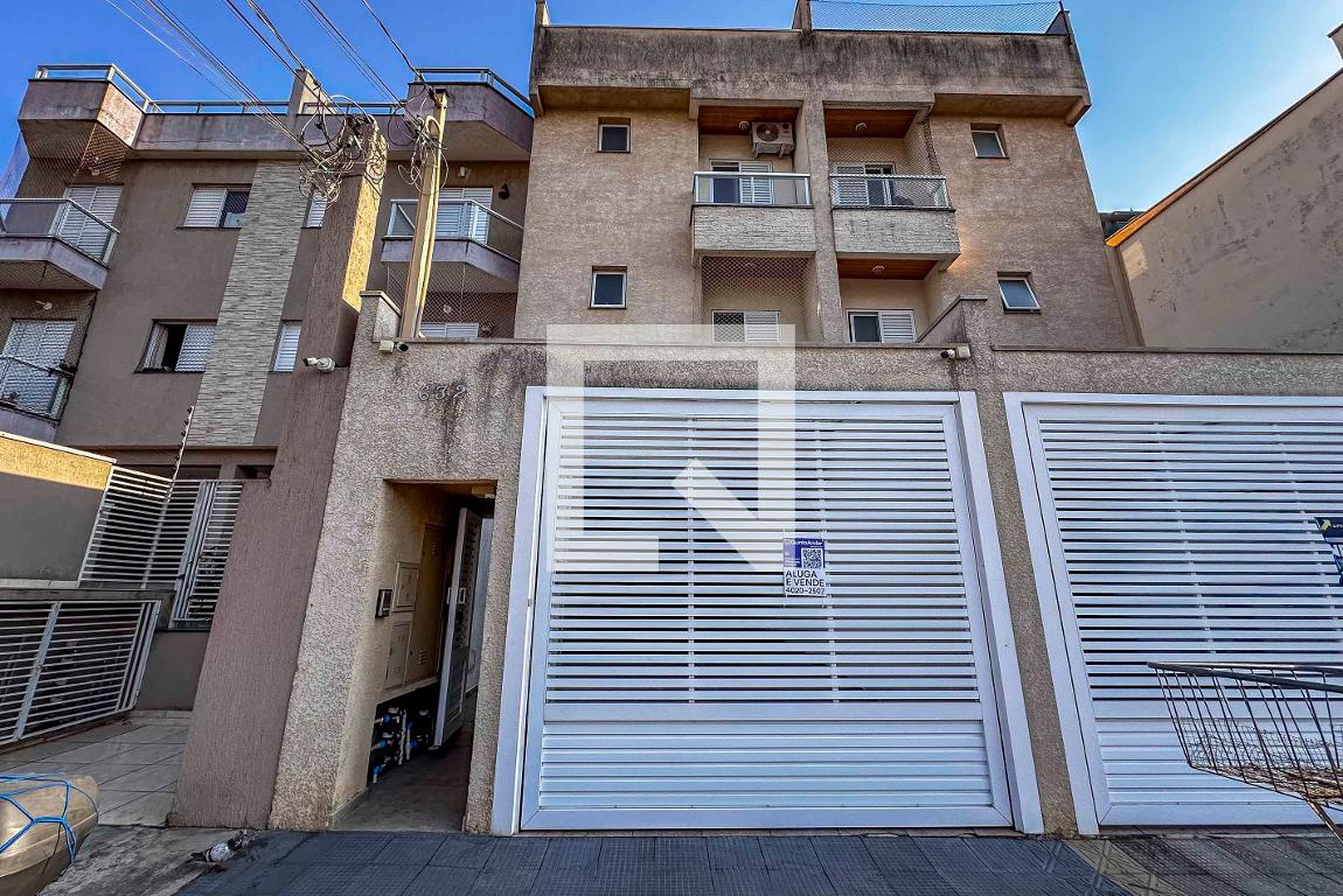 Fachada Condomínio em Rua Arujá, 632