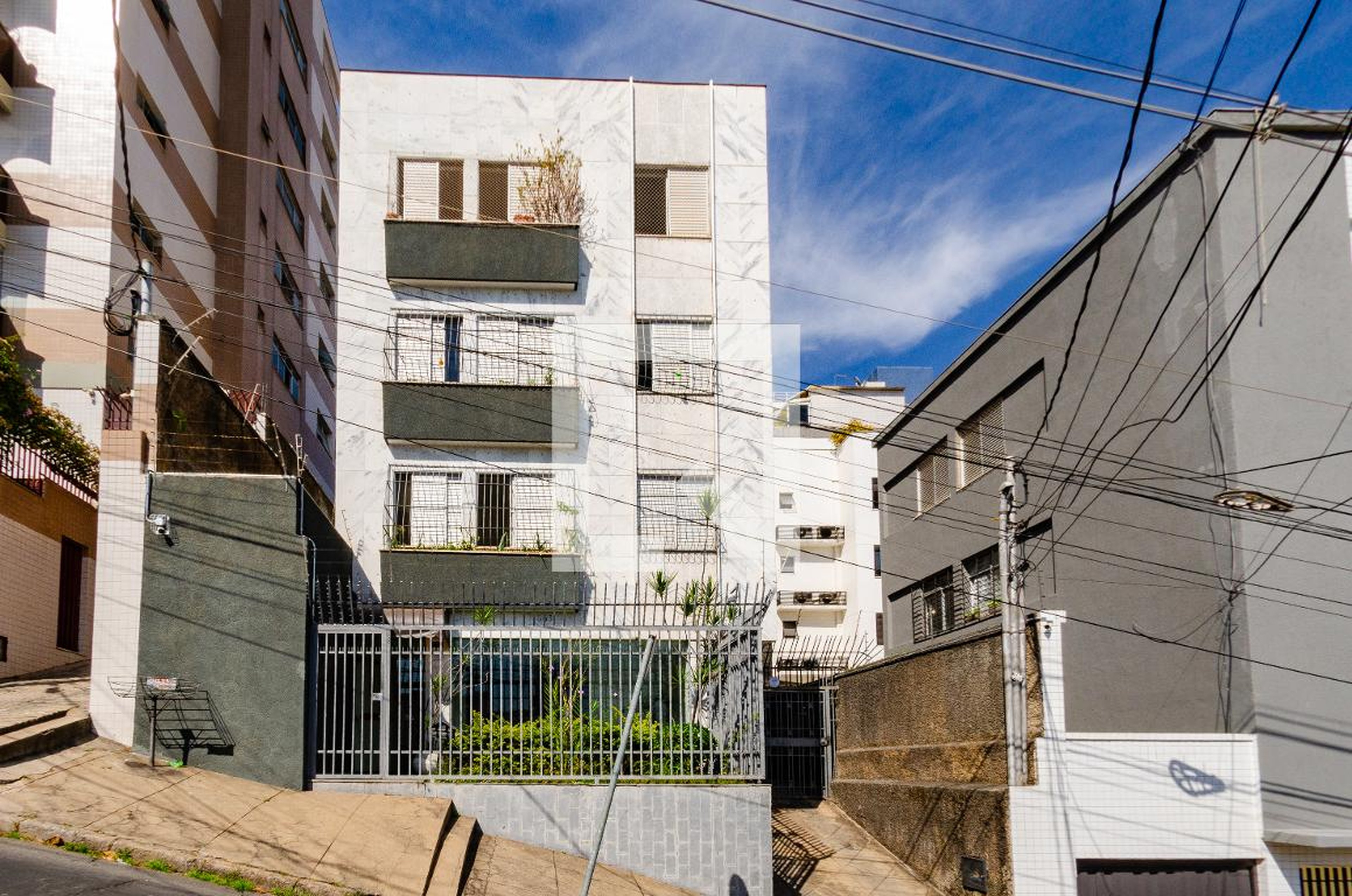 Fachada Condomínio em Rua Américo Macedo, 385