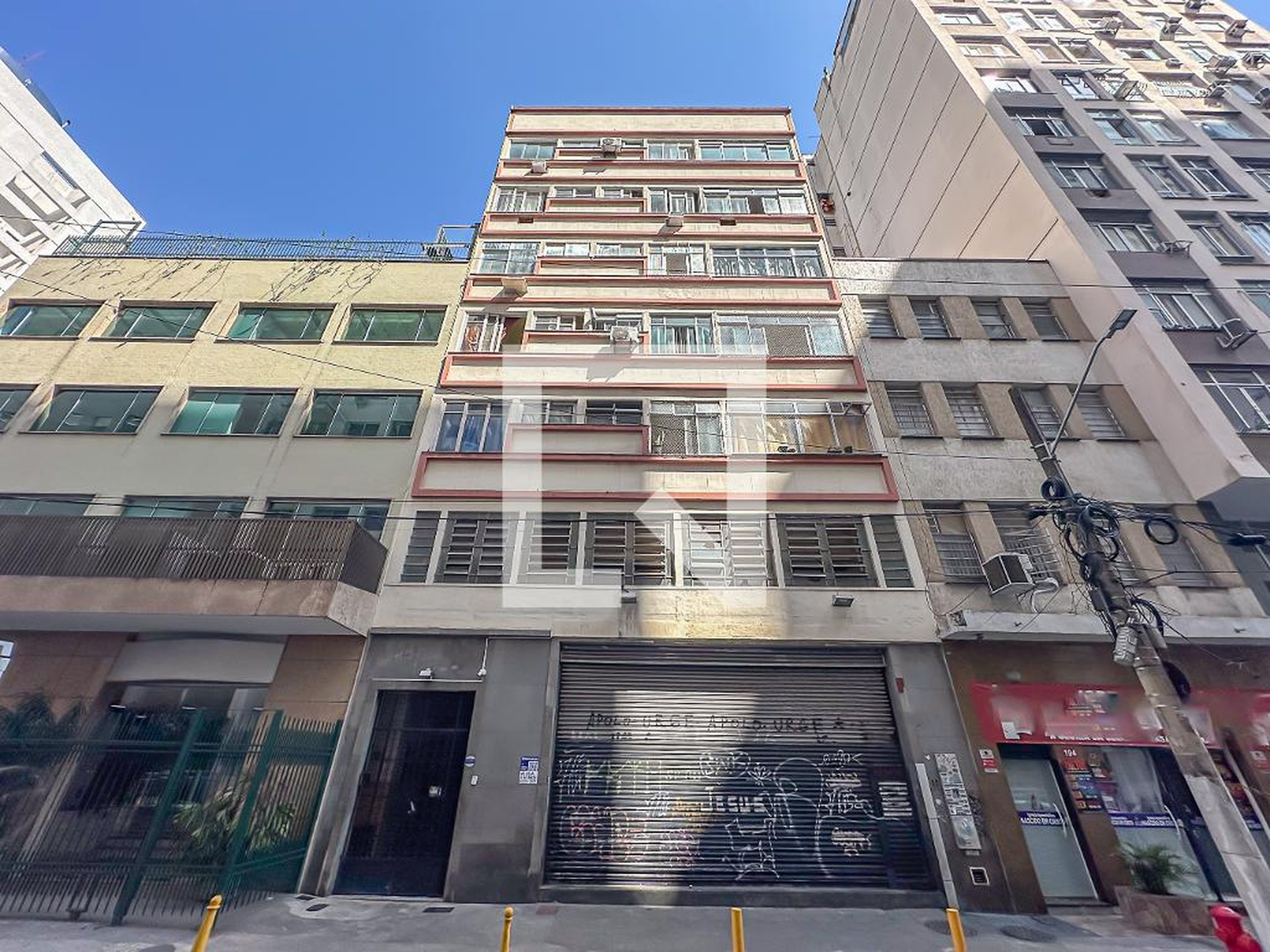 Fachada Condomínio em Rua dos Inválidos, 196