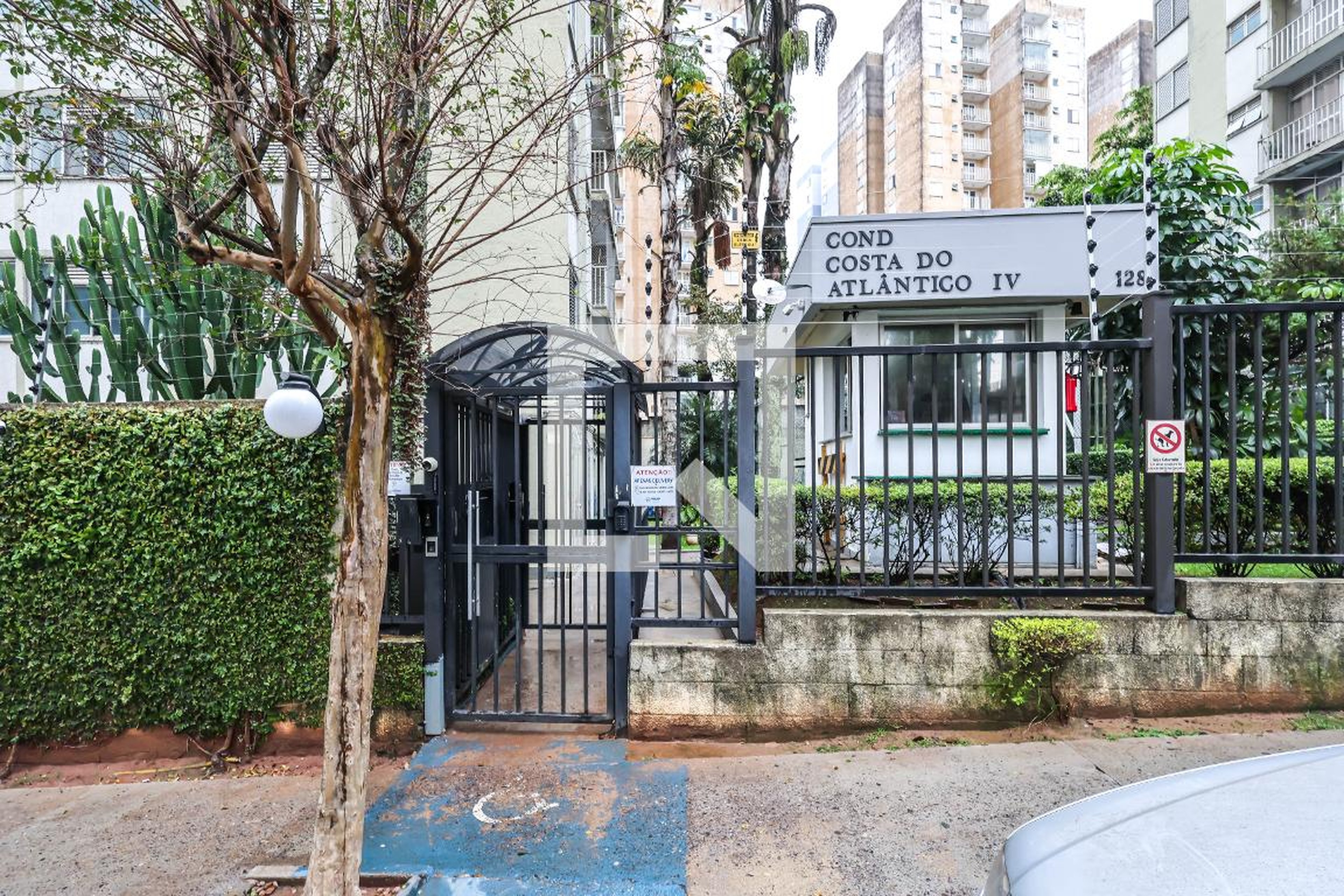 Fachada Condomínio em Rua Adriano Racine, 128