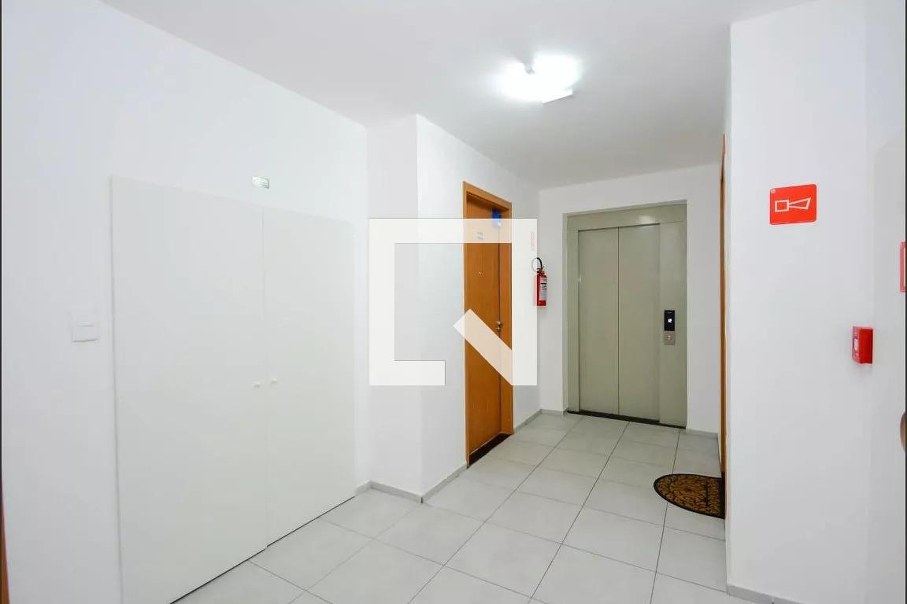 Hall de entrada Condomínio em Rua José Gomes Otero, 1