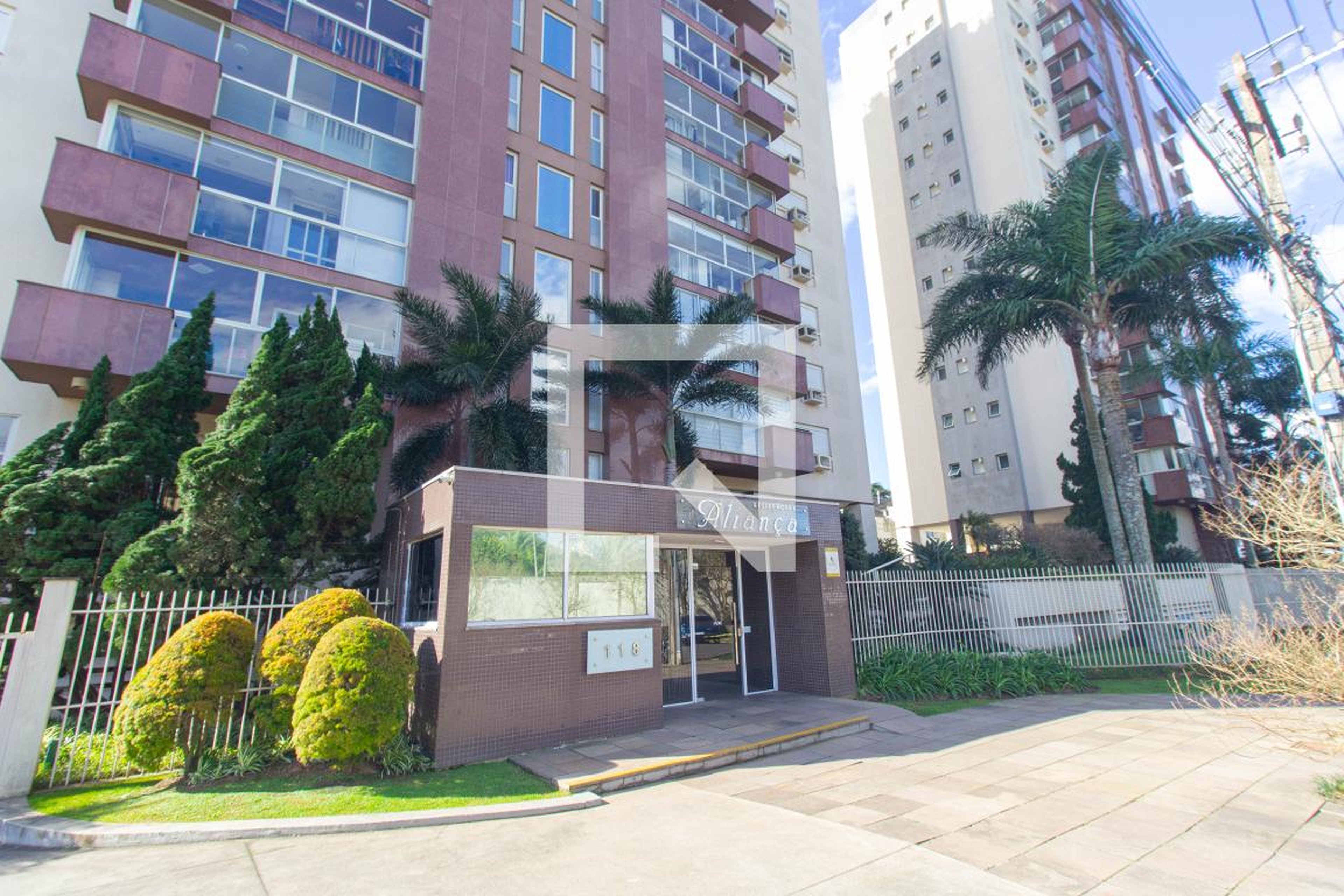 Fachada Condomínio em Rua Oscar Emílio Müller, 702