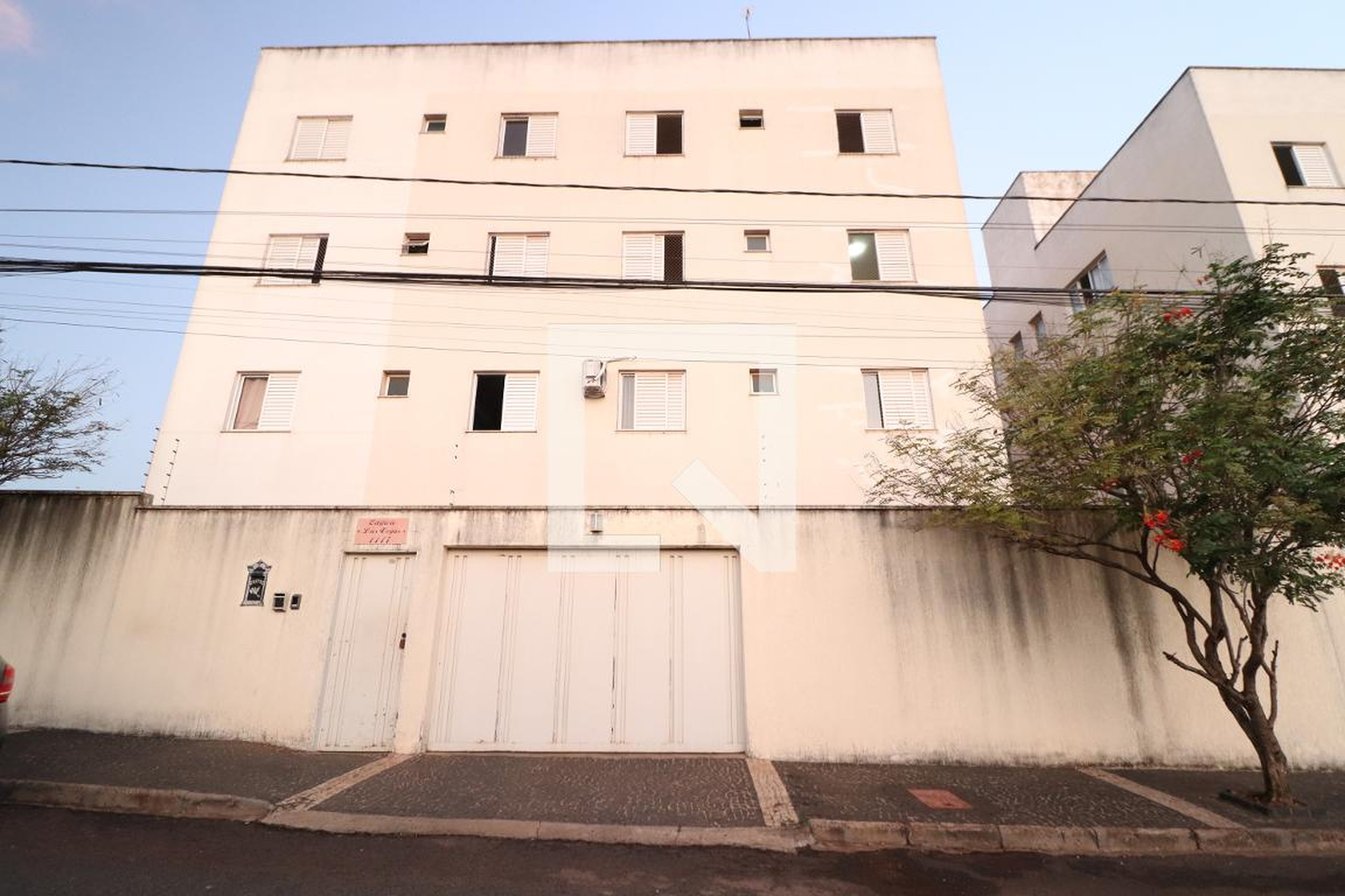 Fachada Condomínio em Rua Clarimundo Marquês Píres, 1117