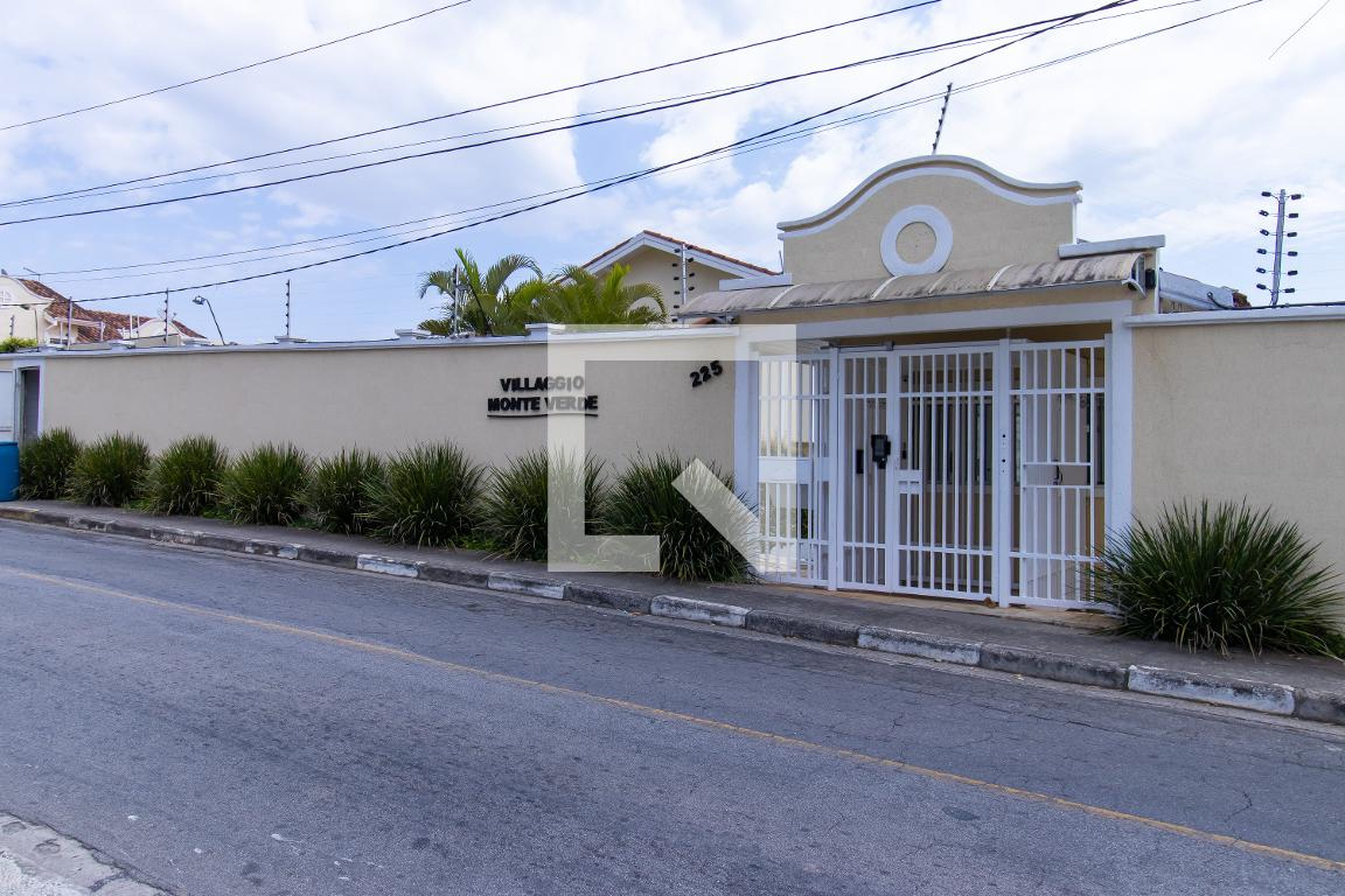 Fachada do condomínio Condomínio Villaggio Monte Verde