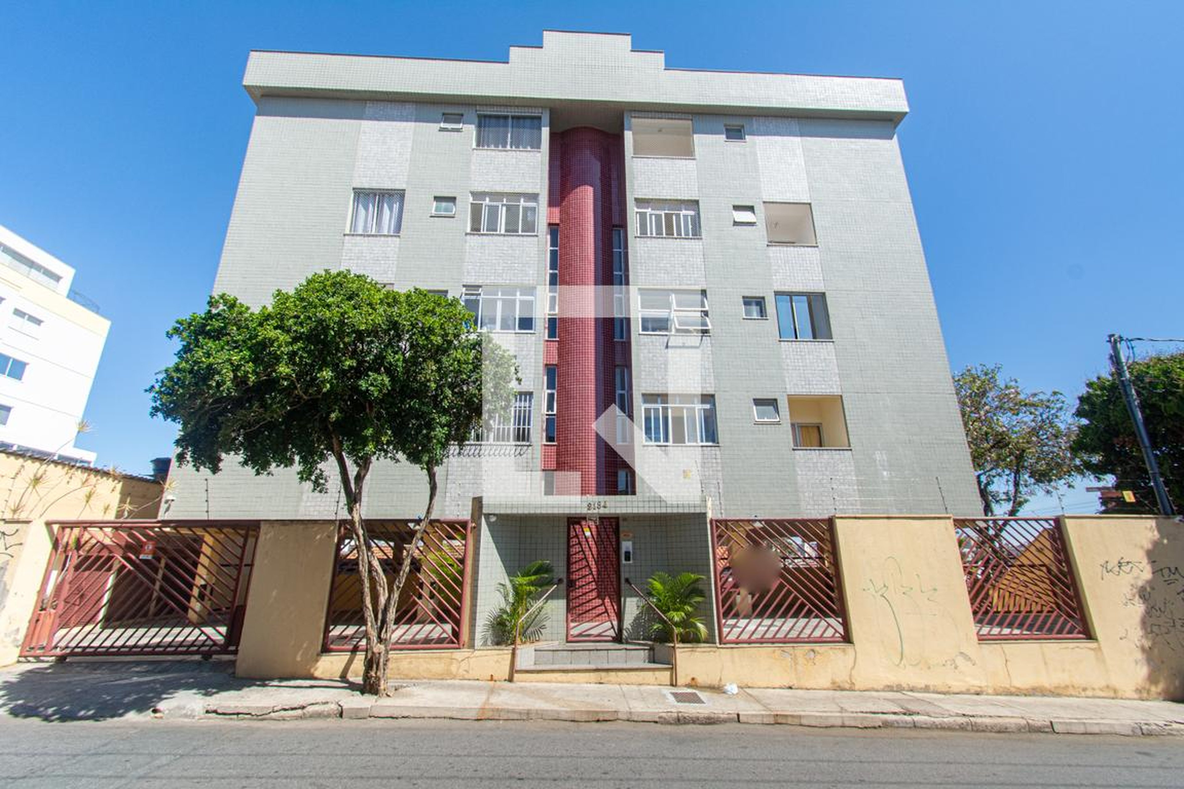 Fachada Condomínio em Rua Pitangui, 2148