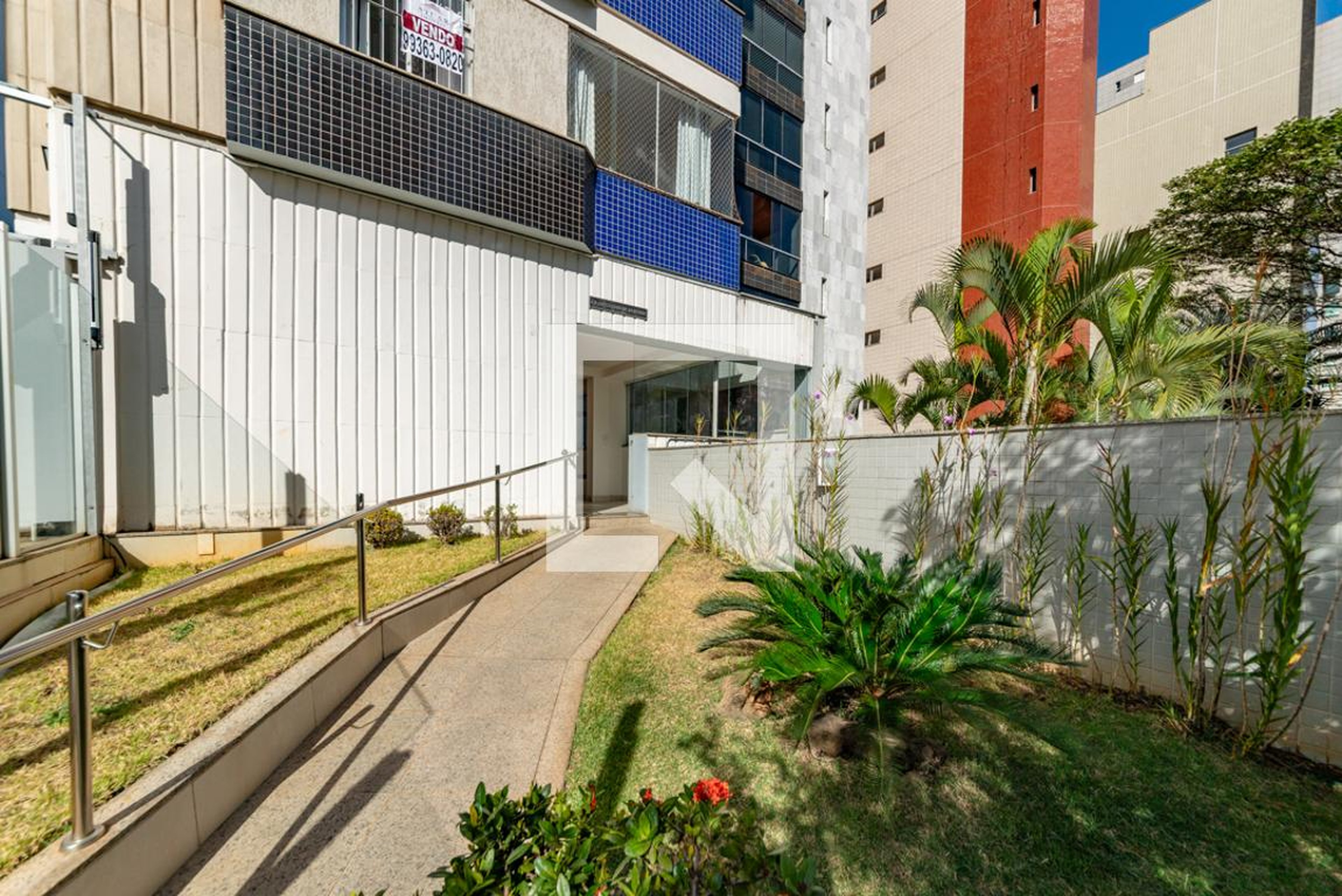 Entrada Condomínio em Rua Holanda Lima, 55