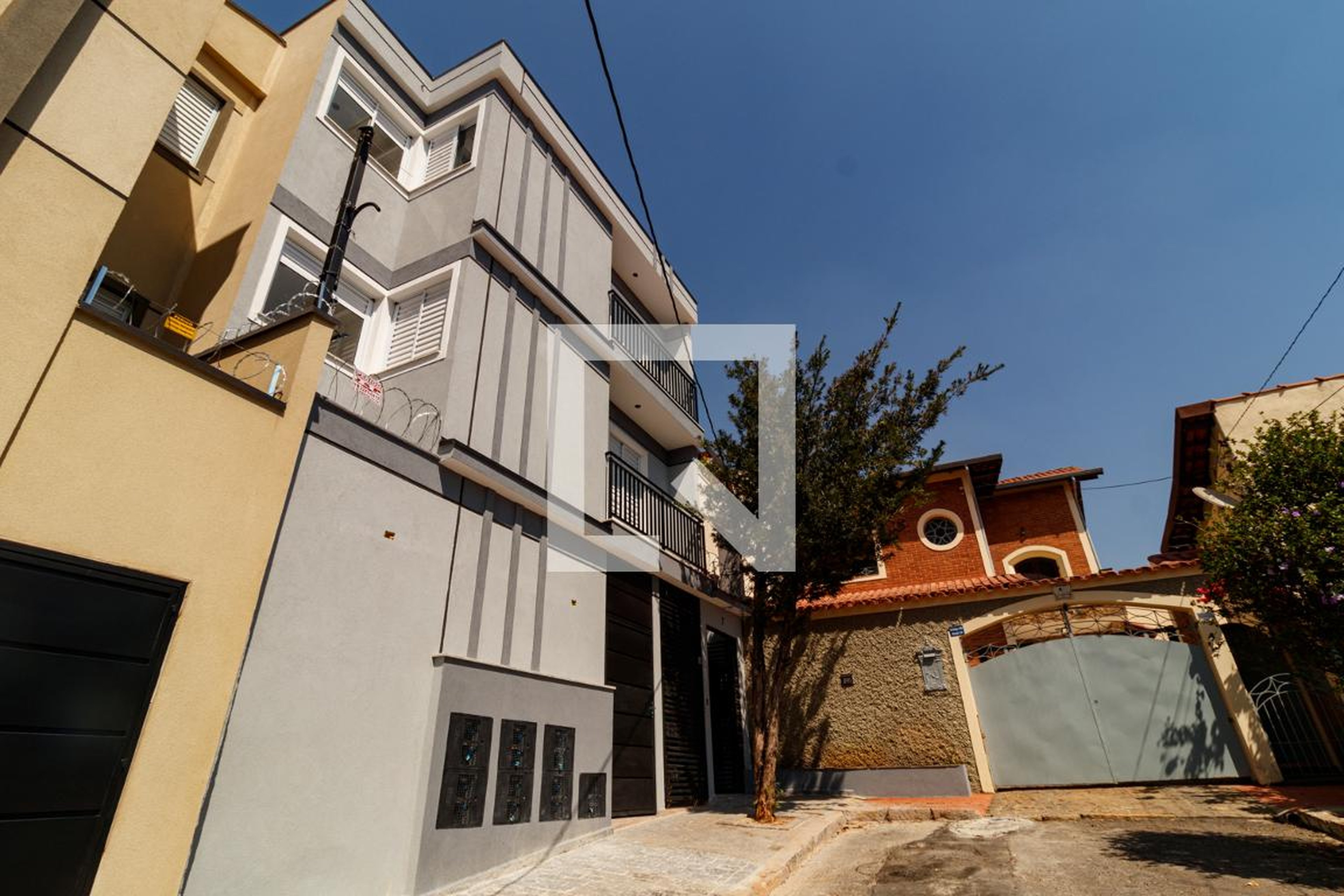 Fachada Condomínio em Travessa Fantasia do Lago, 7