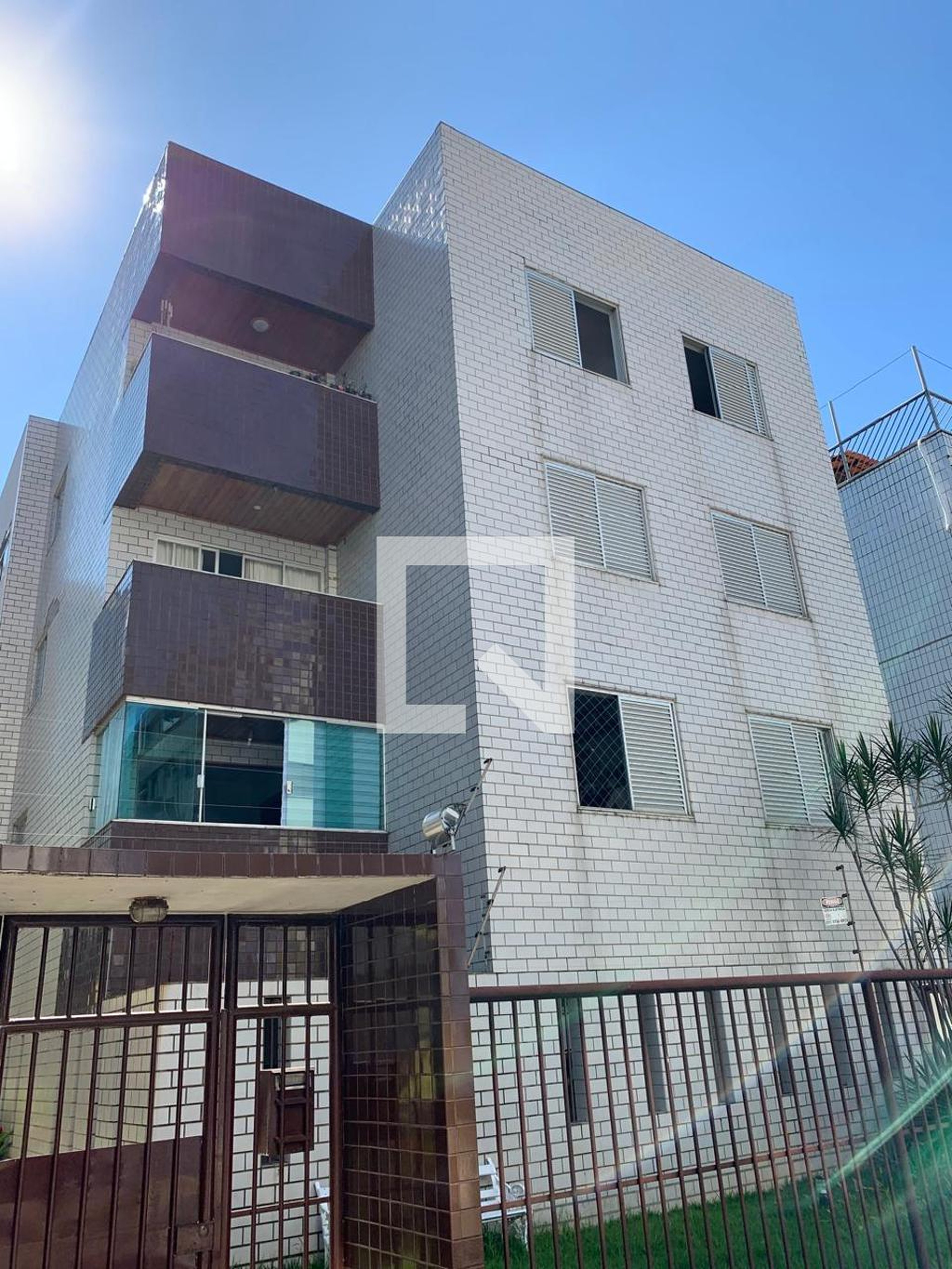 Fachada Condomínio em Rua Jornalista Guilherme Apgáua, 164