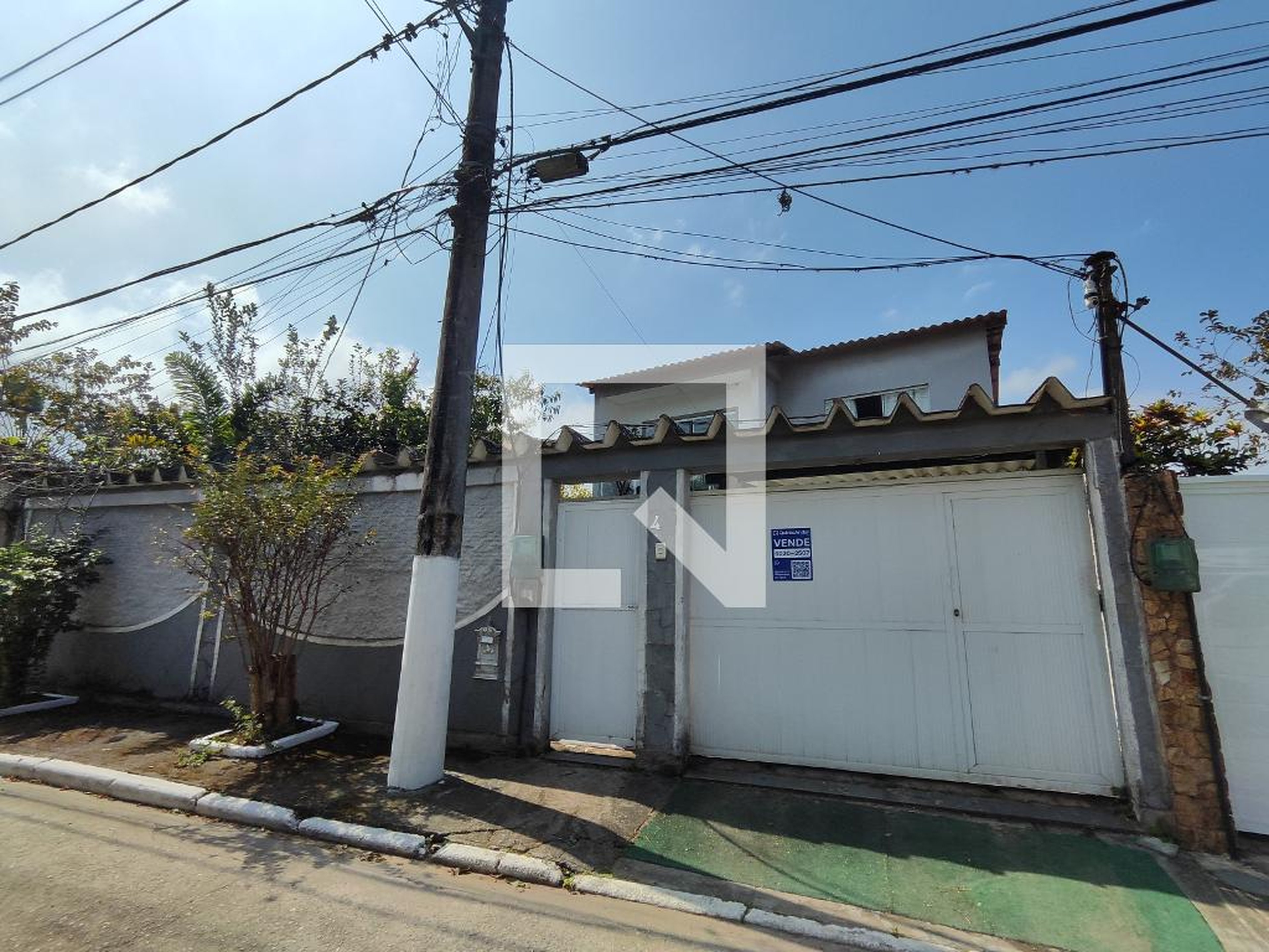 Fachada Condomínio em Rua Zenetildes Alves Meira, 30