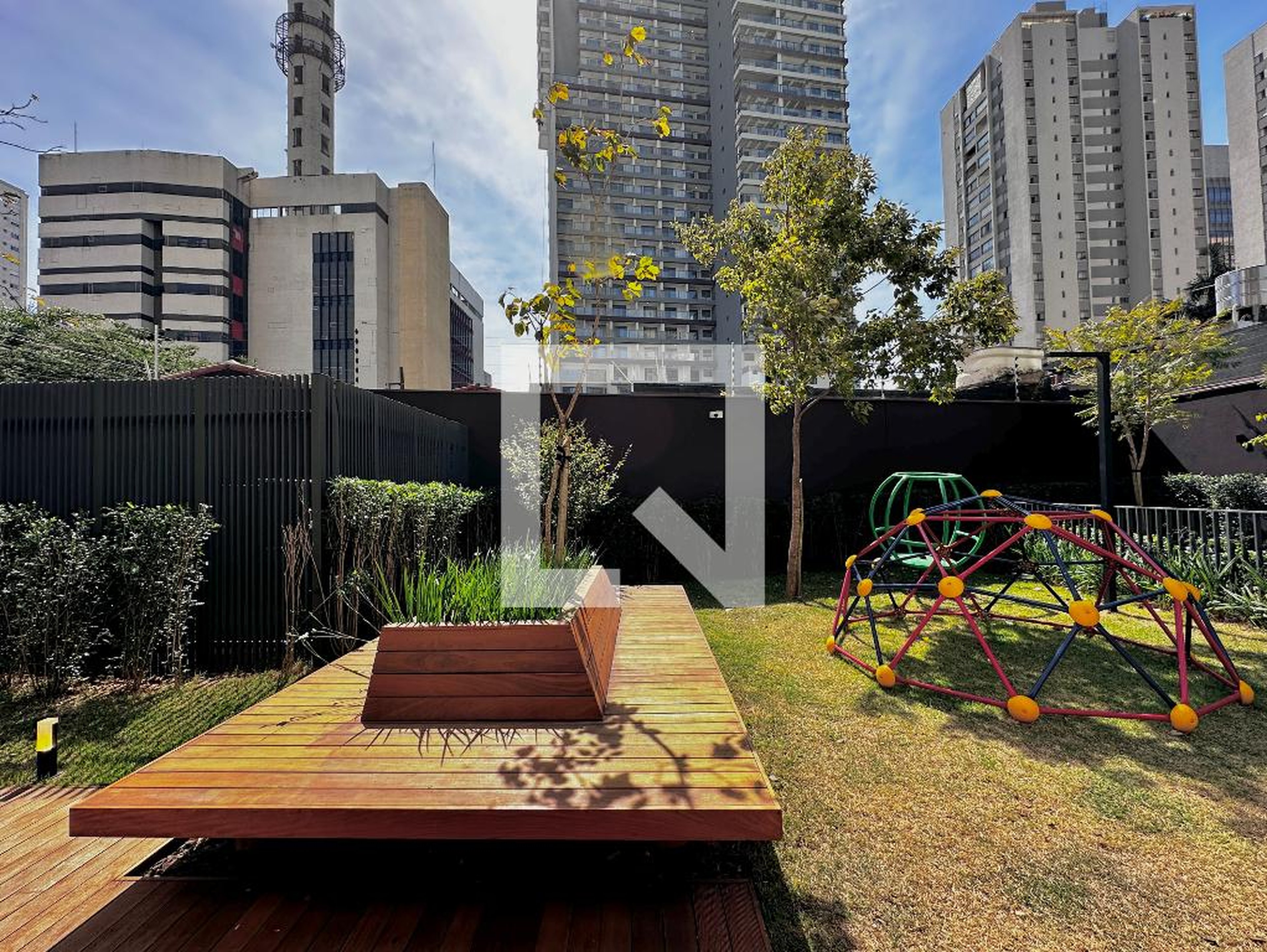 Playground - La Casa Pássaros e Flores
