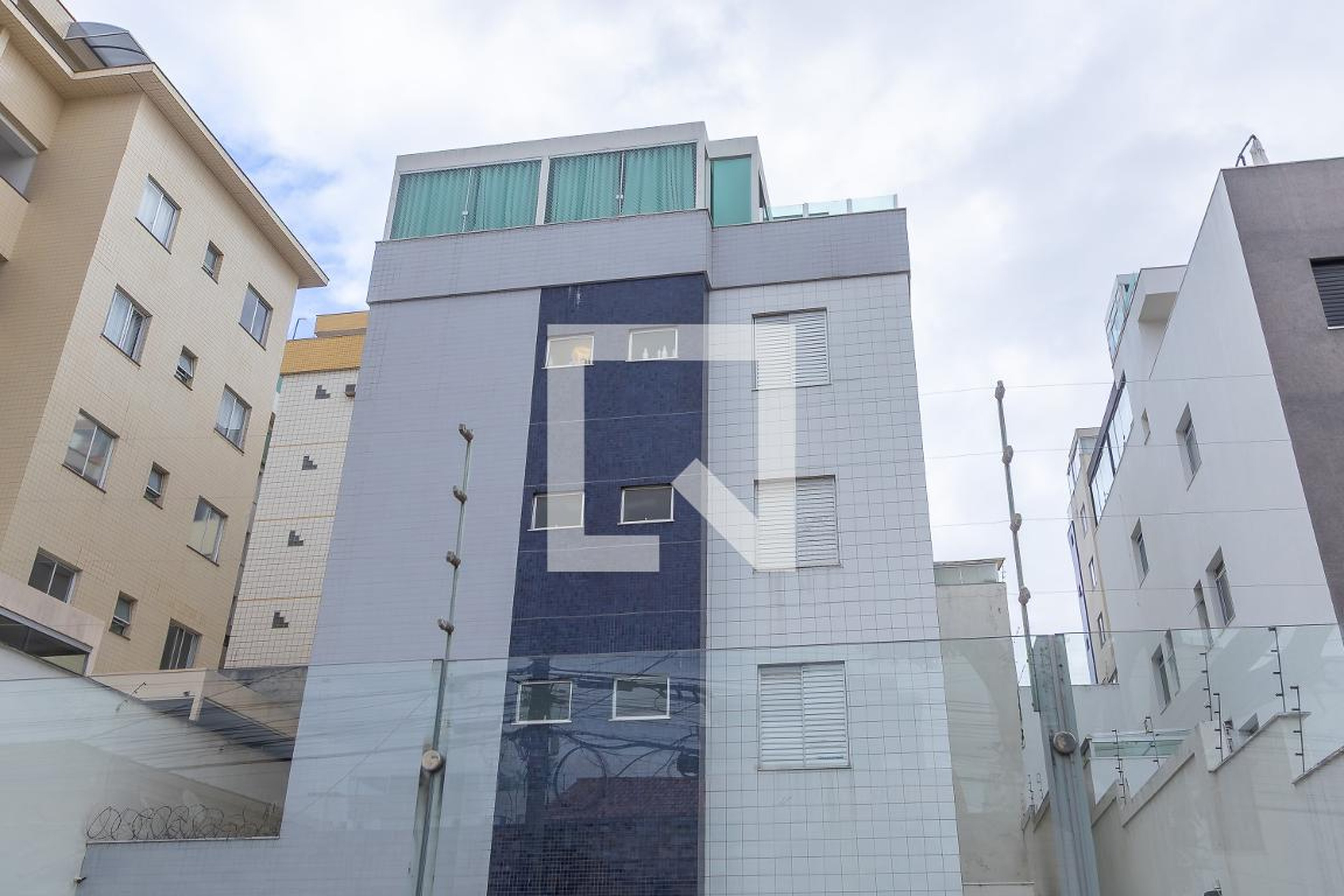 Fachada Condomínio em Rua Castelo de Almada, 301