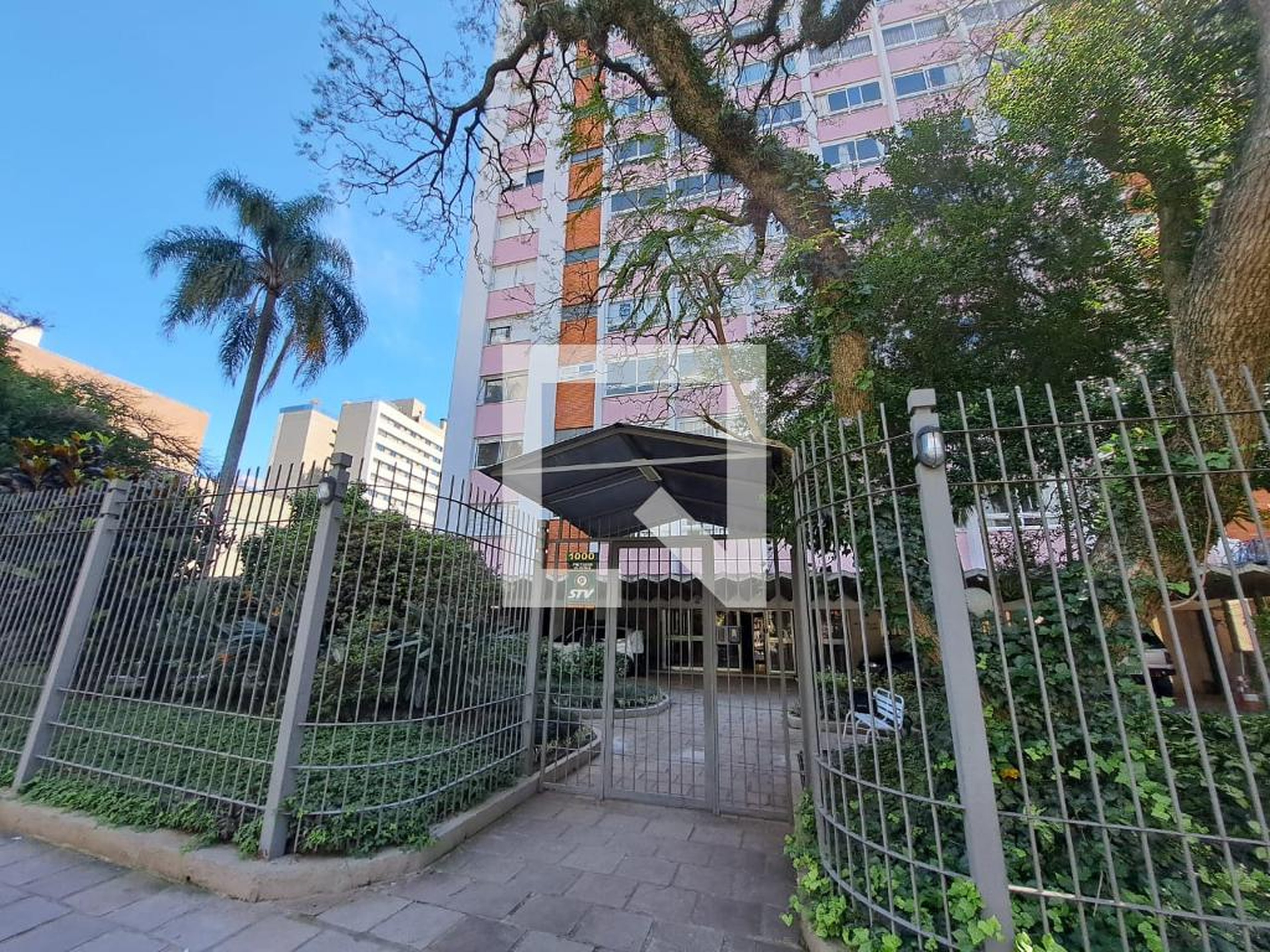 Fachada Condomínio em Rua 24 de Outubro, 1000