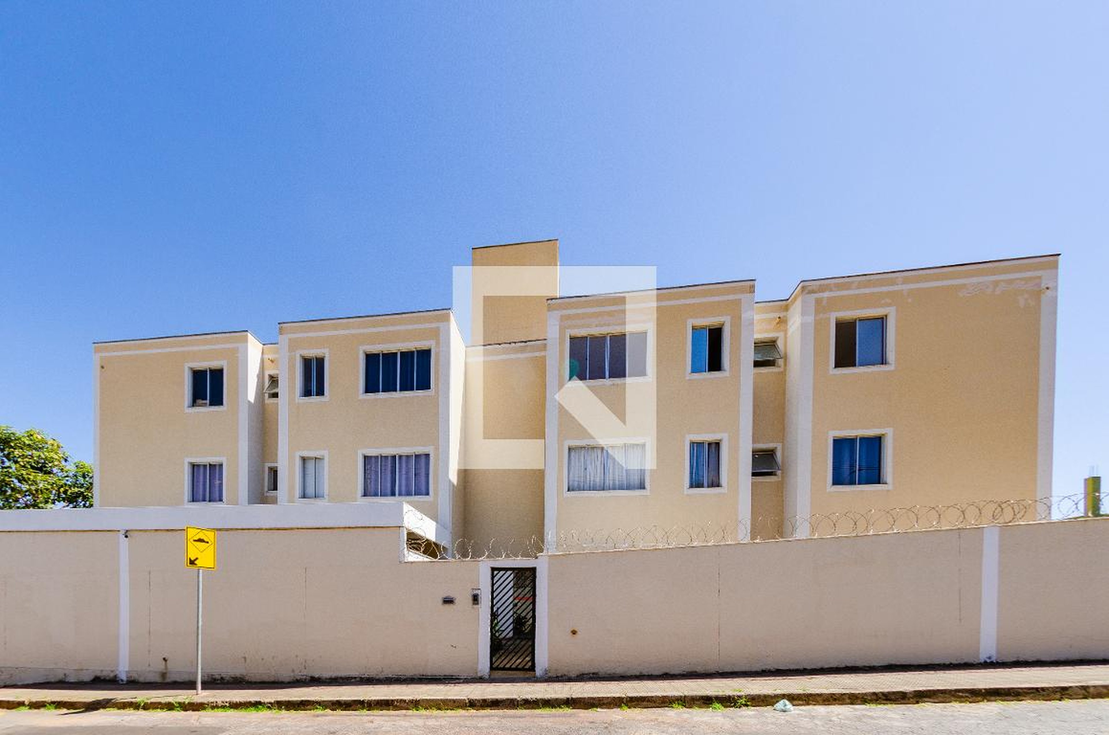 Fachada Condomínio em Rua Marcos Coelho Neto, 444