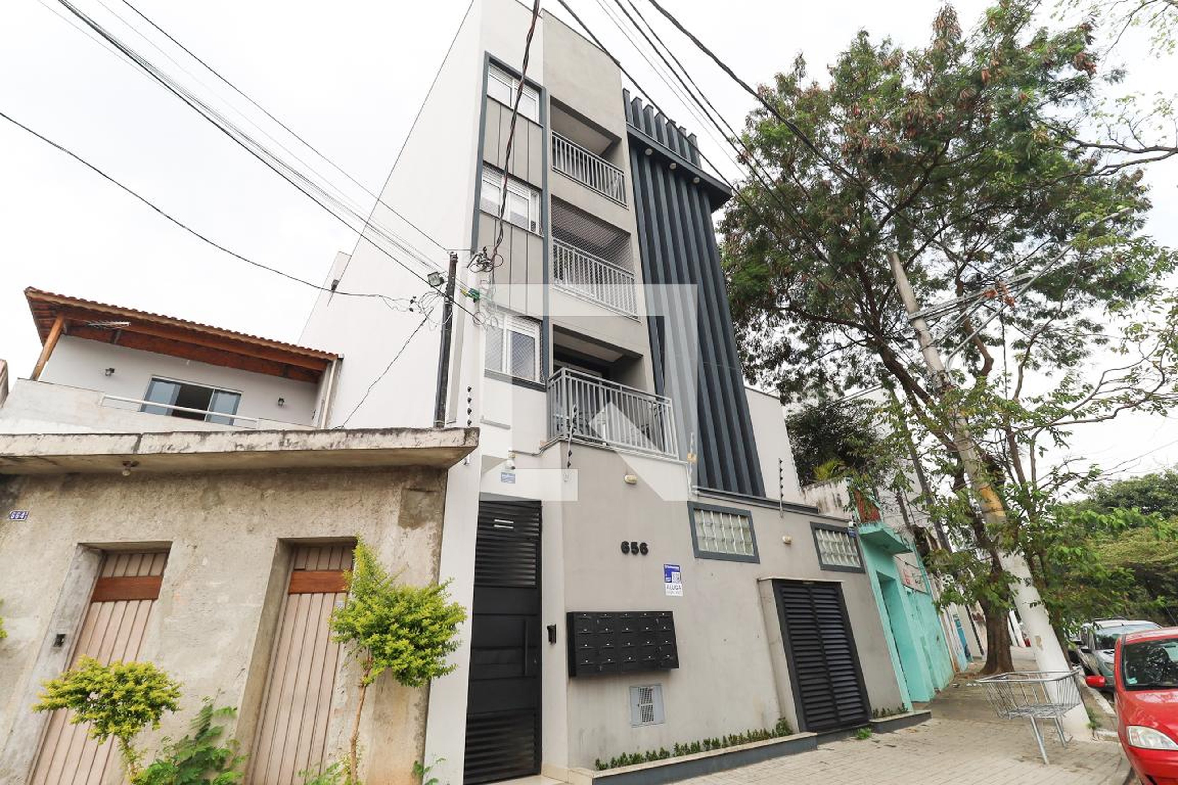 Fachada Condomínio em Rua Paulo de Faria, 656