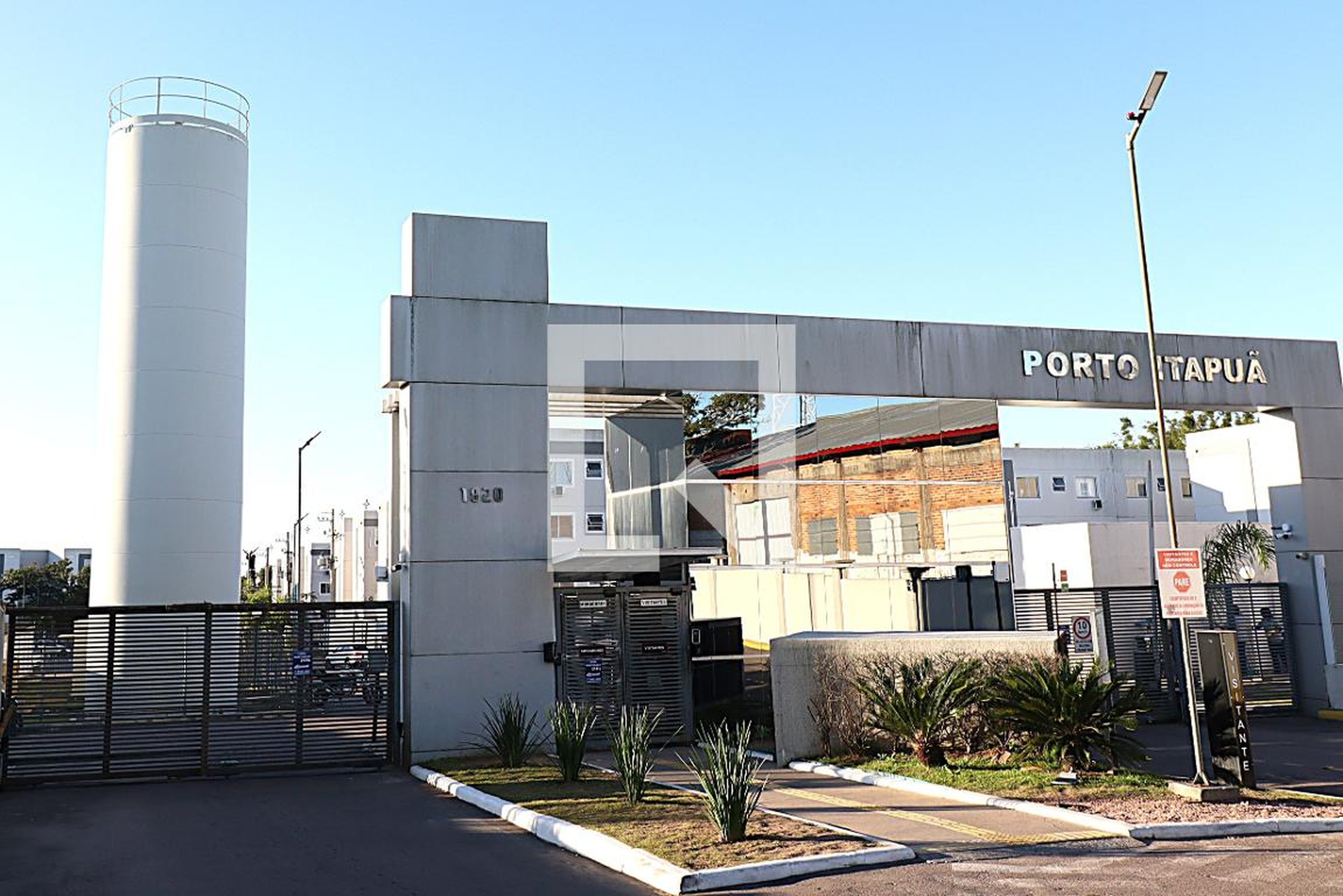 Fachada do Condomínio Condomínio Porto Itapuã