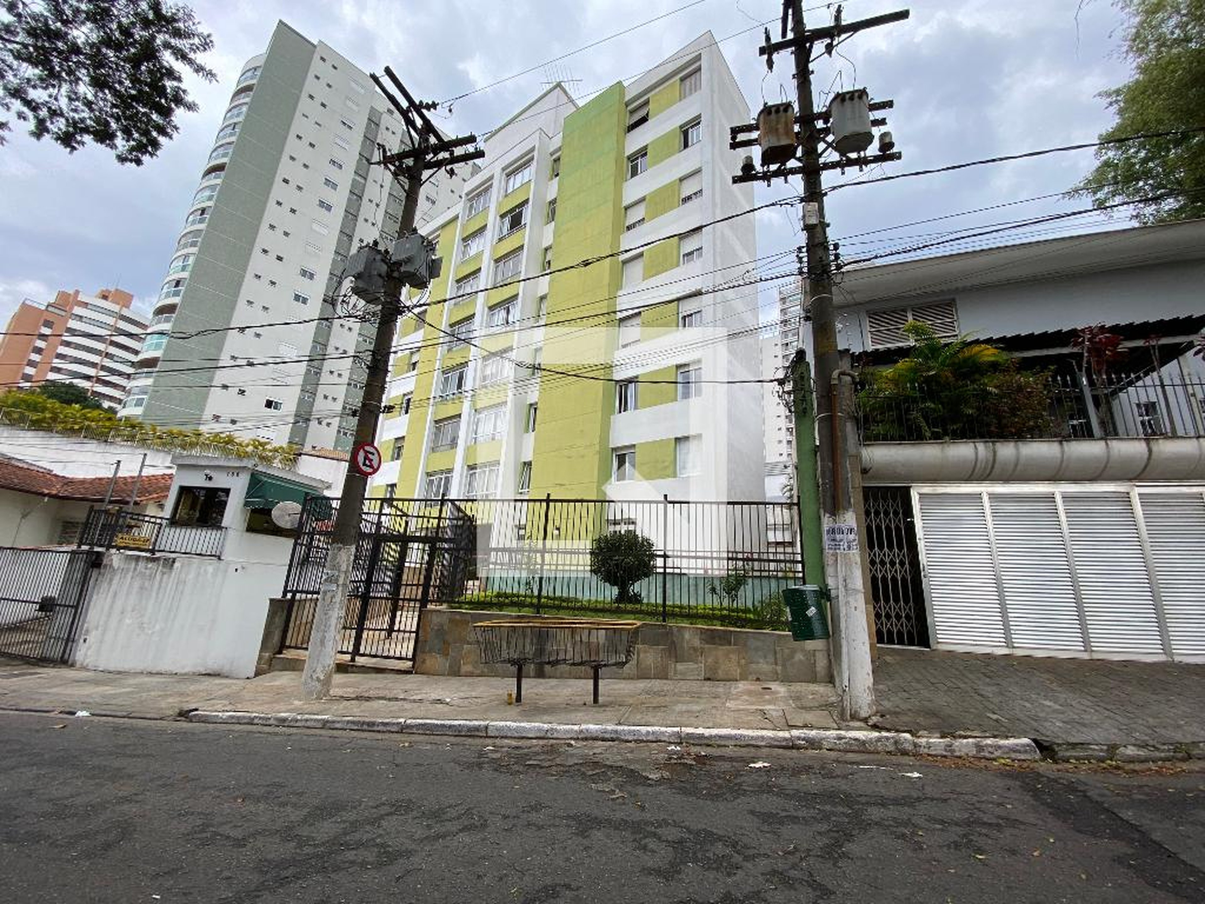 Fachada Condomínio em Rua José Ortiz de Camargo, 186