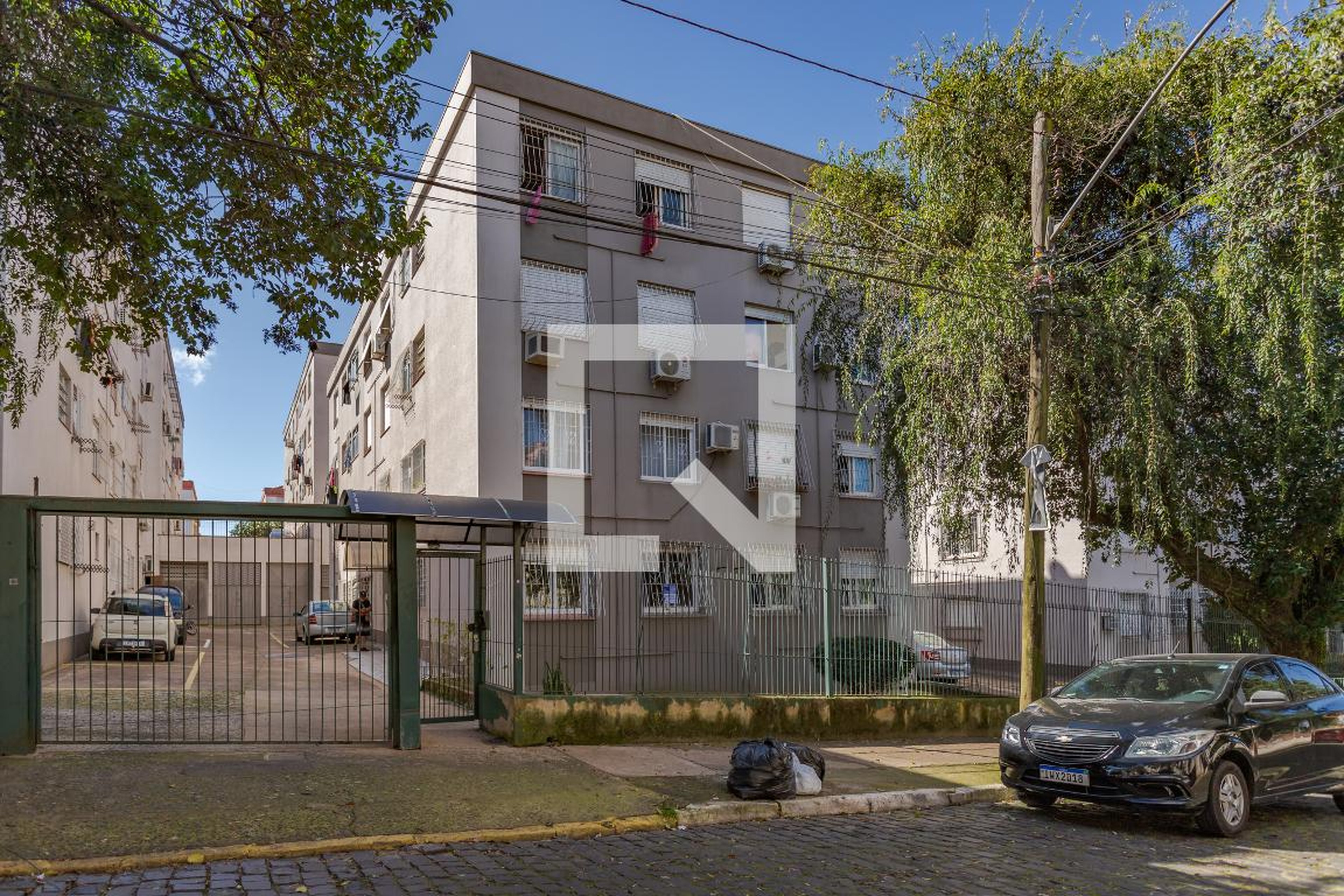 Fachada Condomínio em Rua Professora Amy Herve Ramires, 100