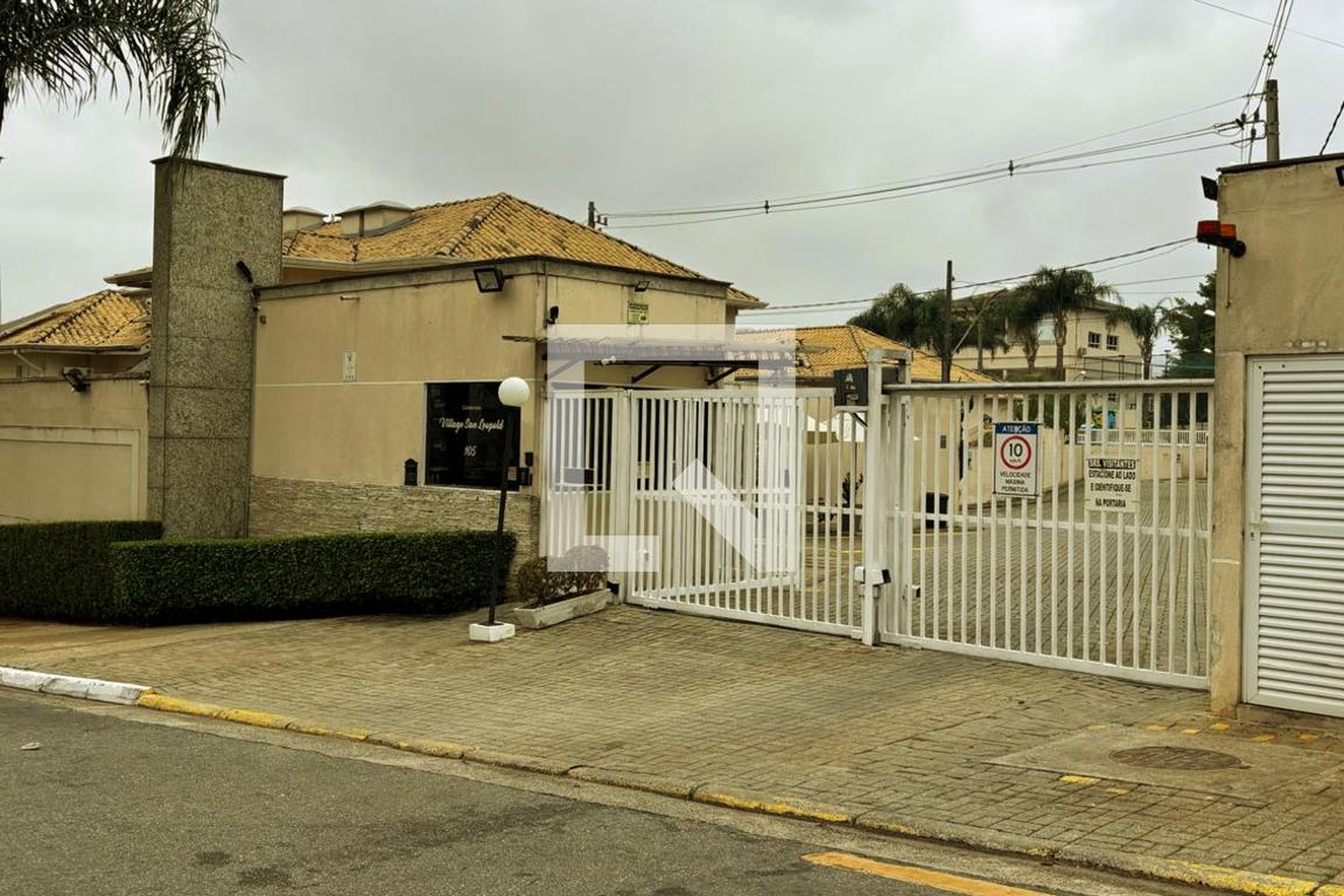 Fachada Condomínio Village Lan Leopold