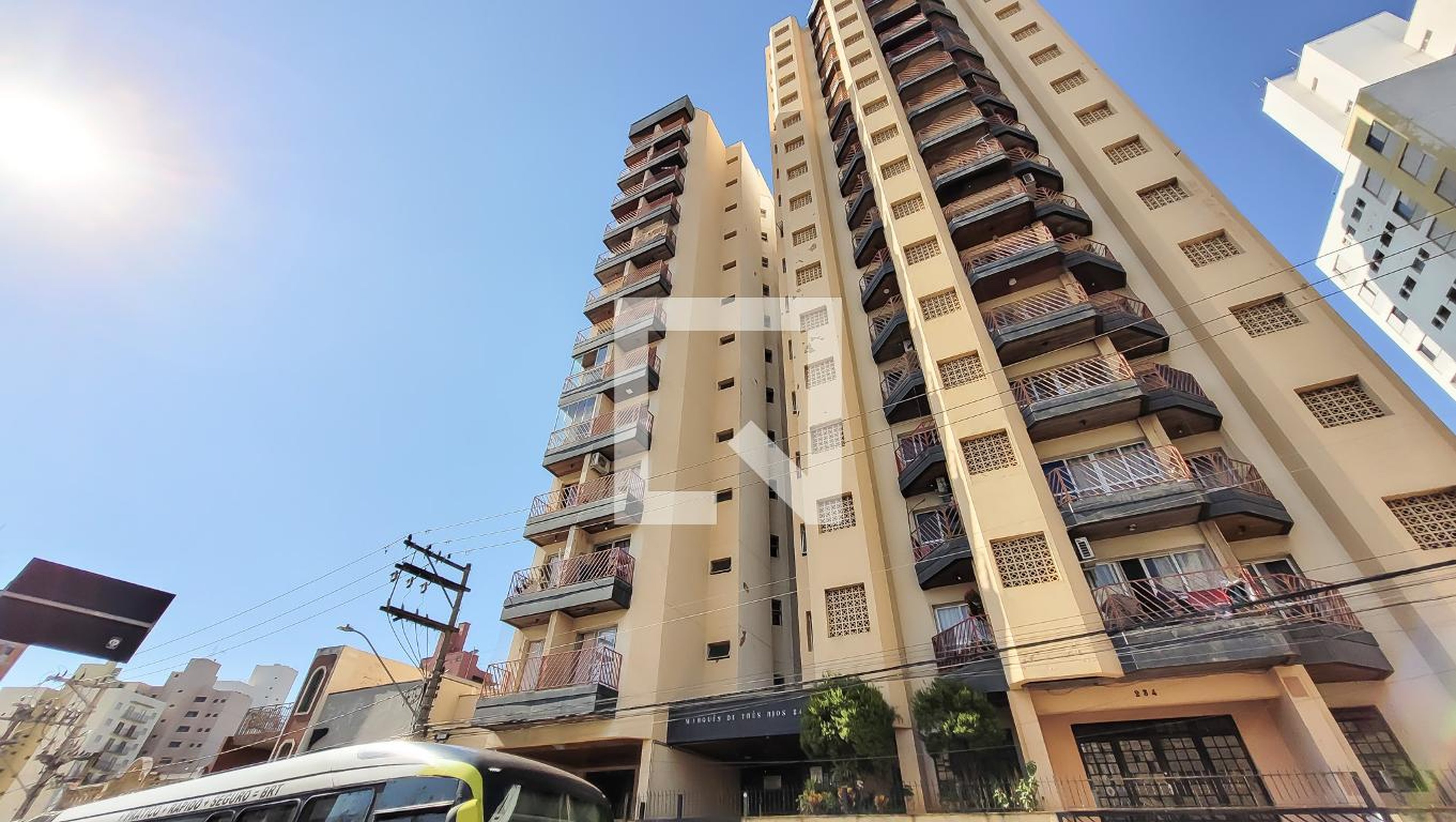 Fachada Condomínio em Rua Marquês de Três Rios, 242