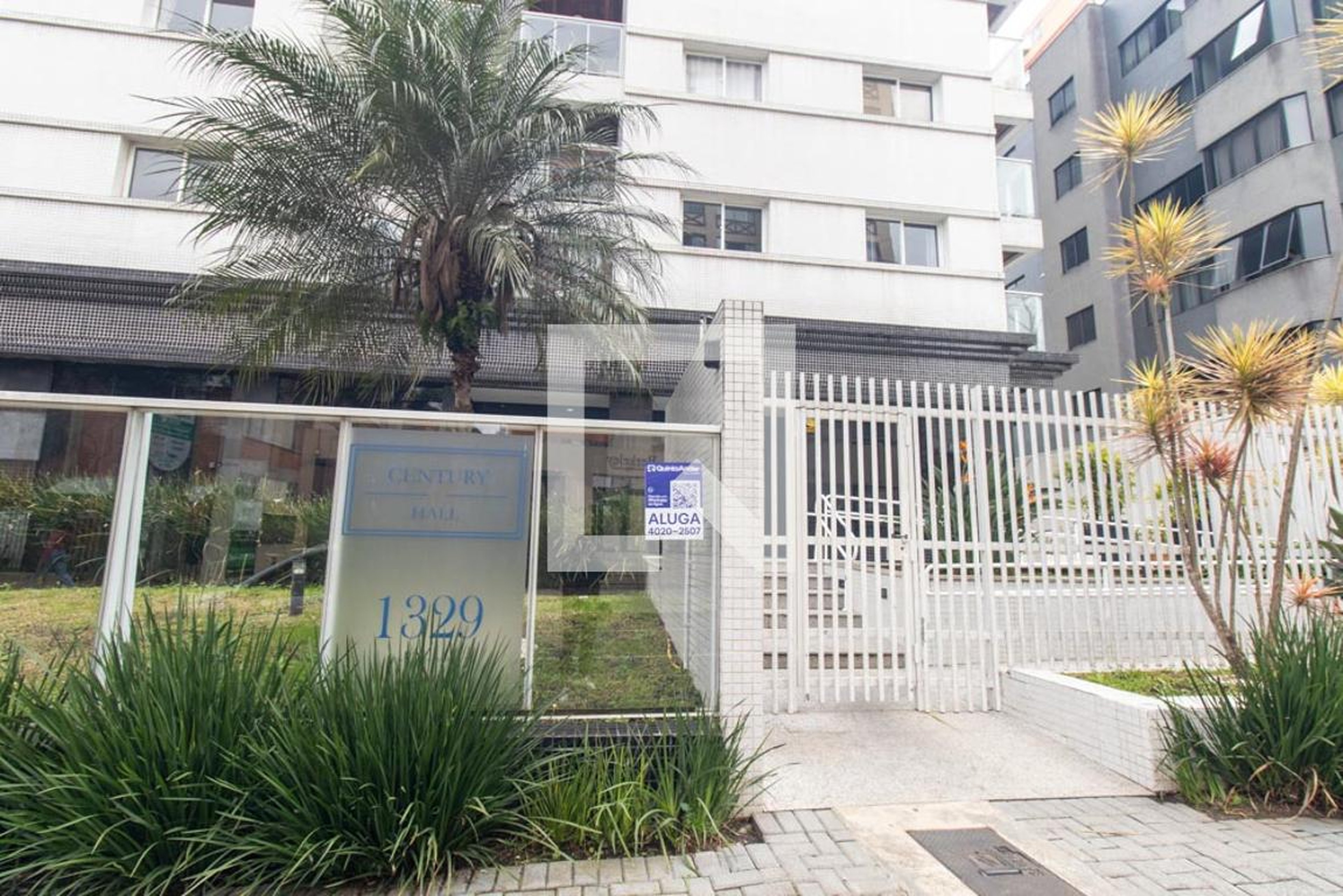 Fachada do Condomínio Condomínio Century Hall