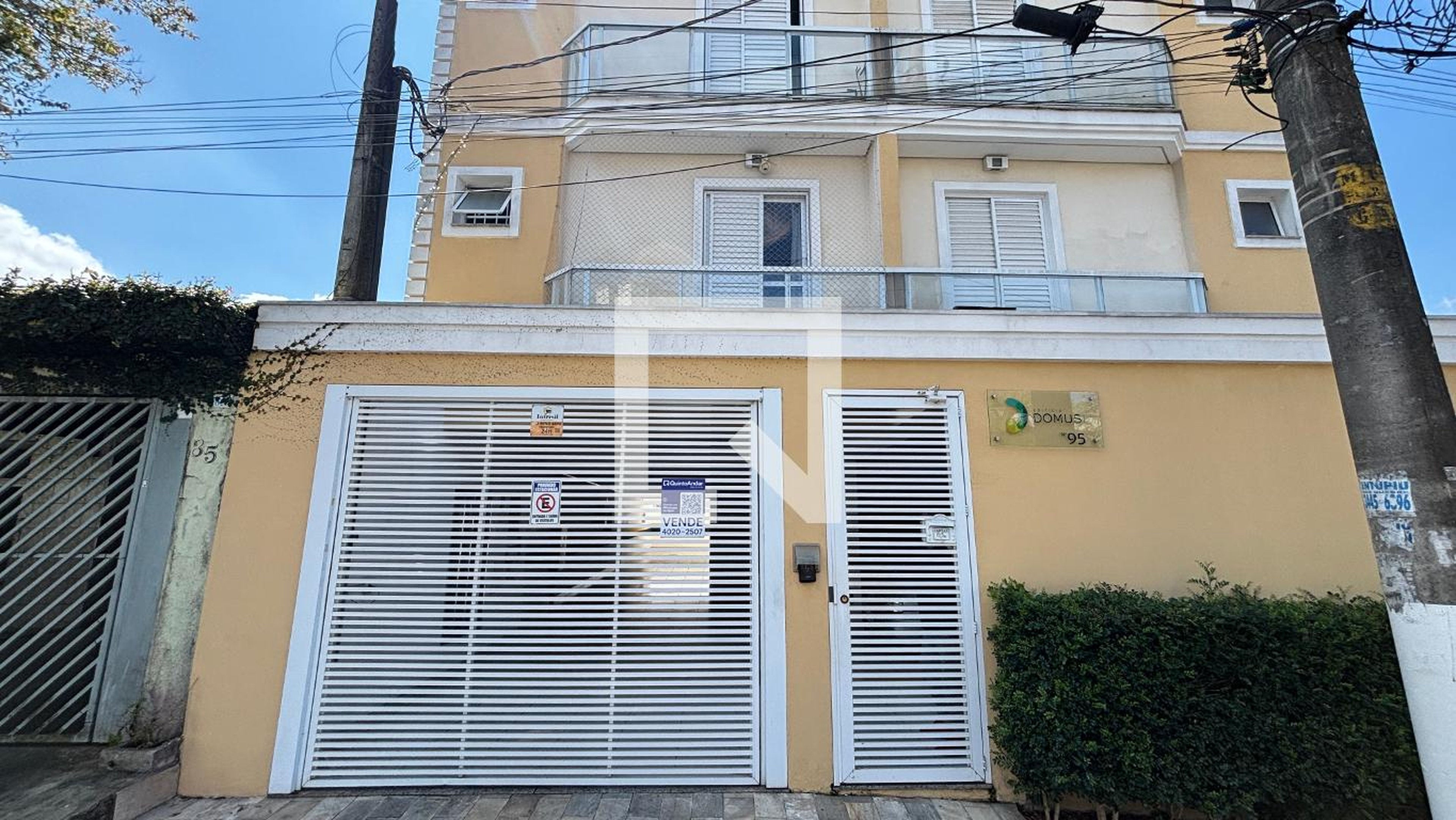 Fachada Condomínio em Rua Doutor Albuquerque Lins, 95