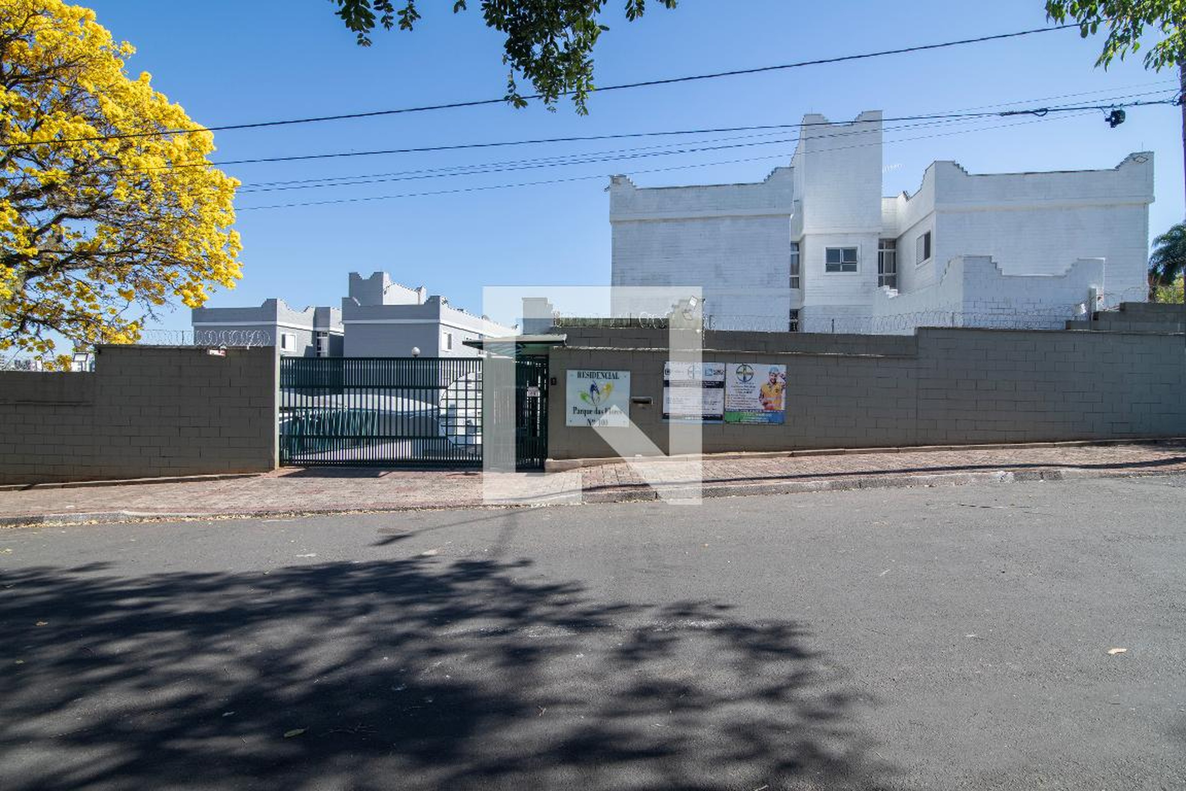 Fachada do Condomínio Condomínio Parque Das Flores