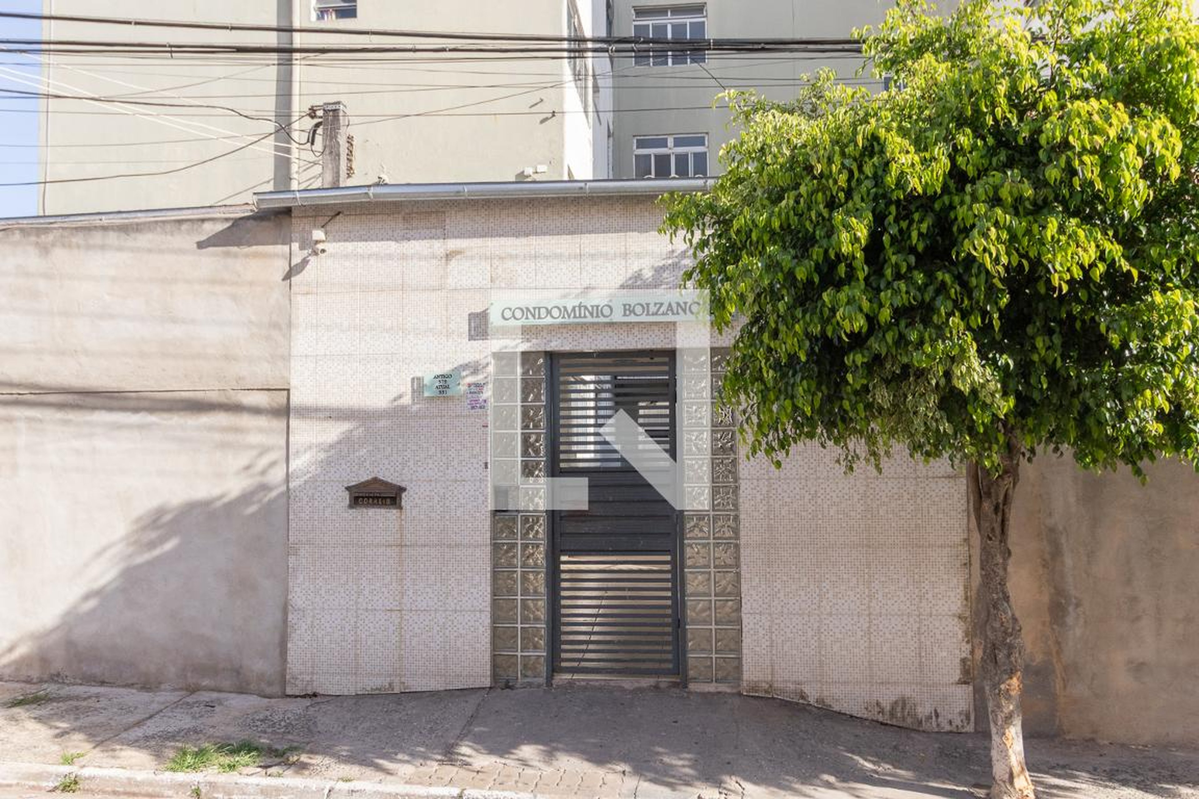 Fachada Condomínio em Rua Davi Banderali, 351