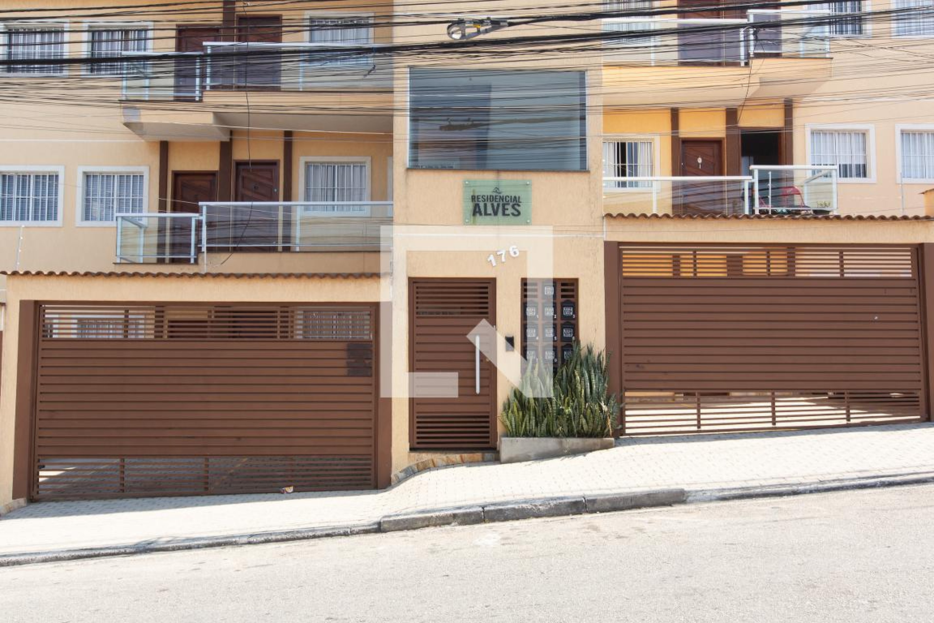 Fachada Condomínio em Rua Curiangos, 176
