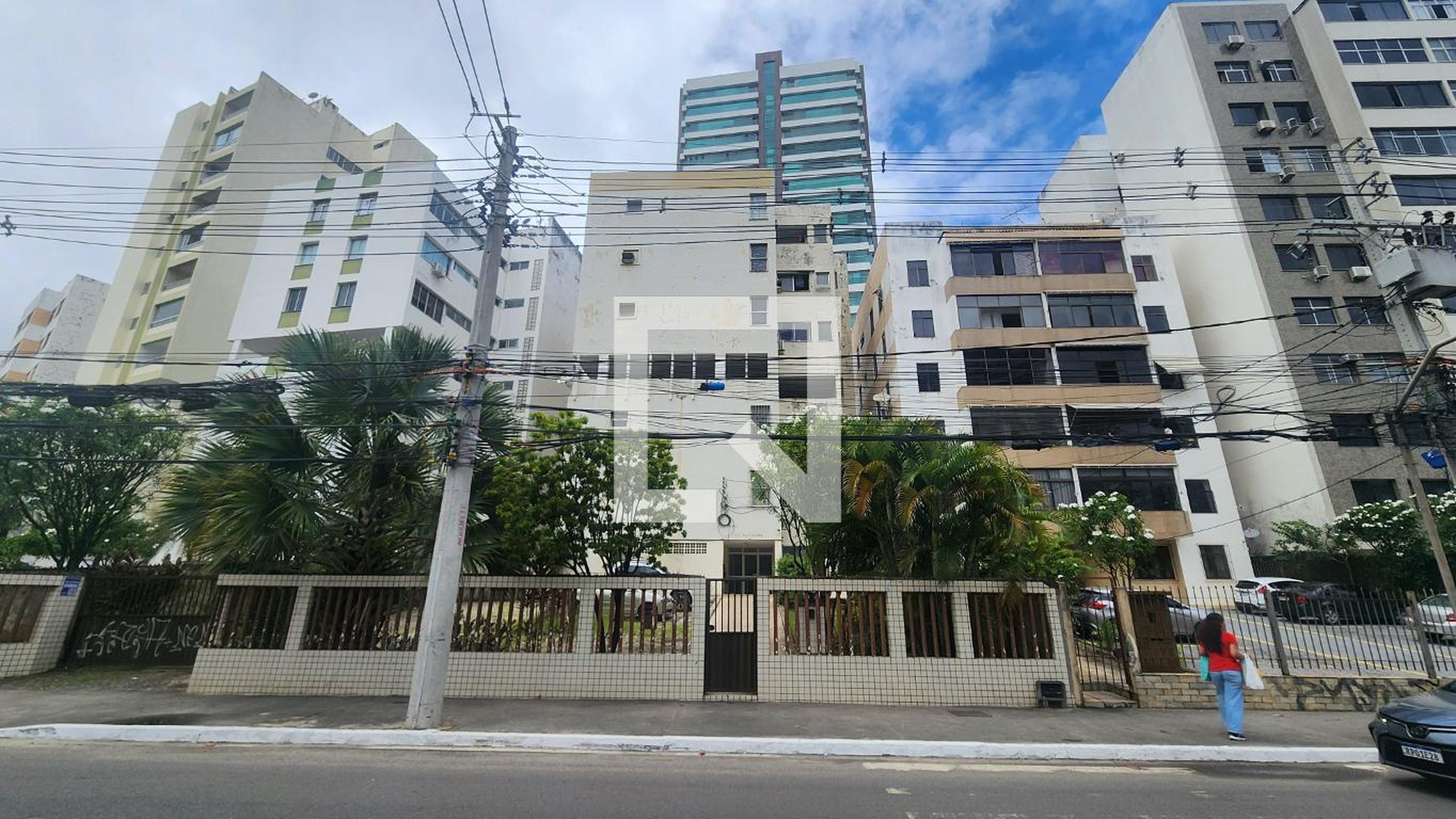 Fachada Condomínio em Rua Professor Sabino Silva, 55